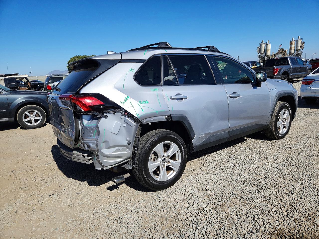2019 Toyota Rav4 Le Silver vin: JTMLWRFV2KD026324