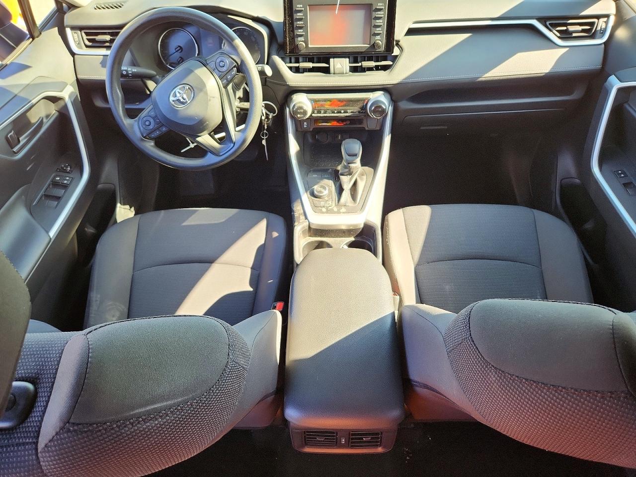 2019 Toyota Rav4 Le Silver vin: JTMLWRFV2KD026324