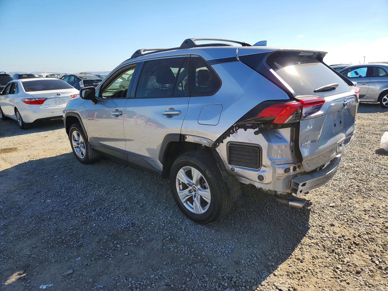 2019 Toyota Rav4 Le Silver vin: JTMLWRFV2KD026324