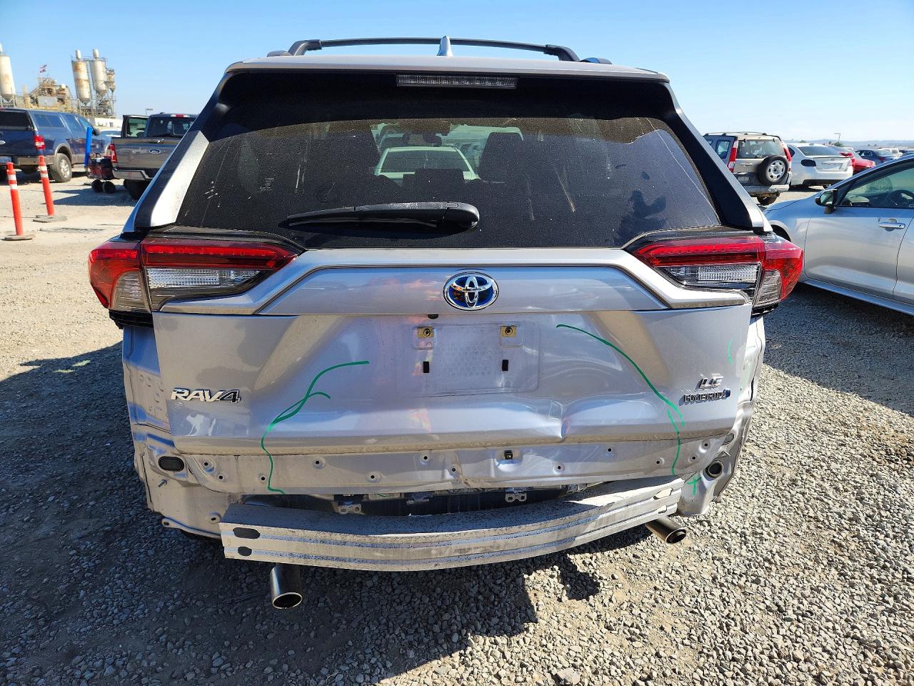 2019 Toyota Rav4 Le Silver vin: JTMLWRFV2KD026324