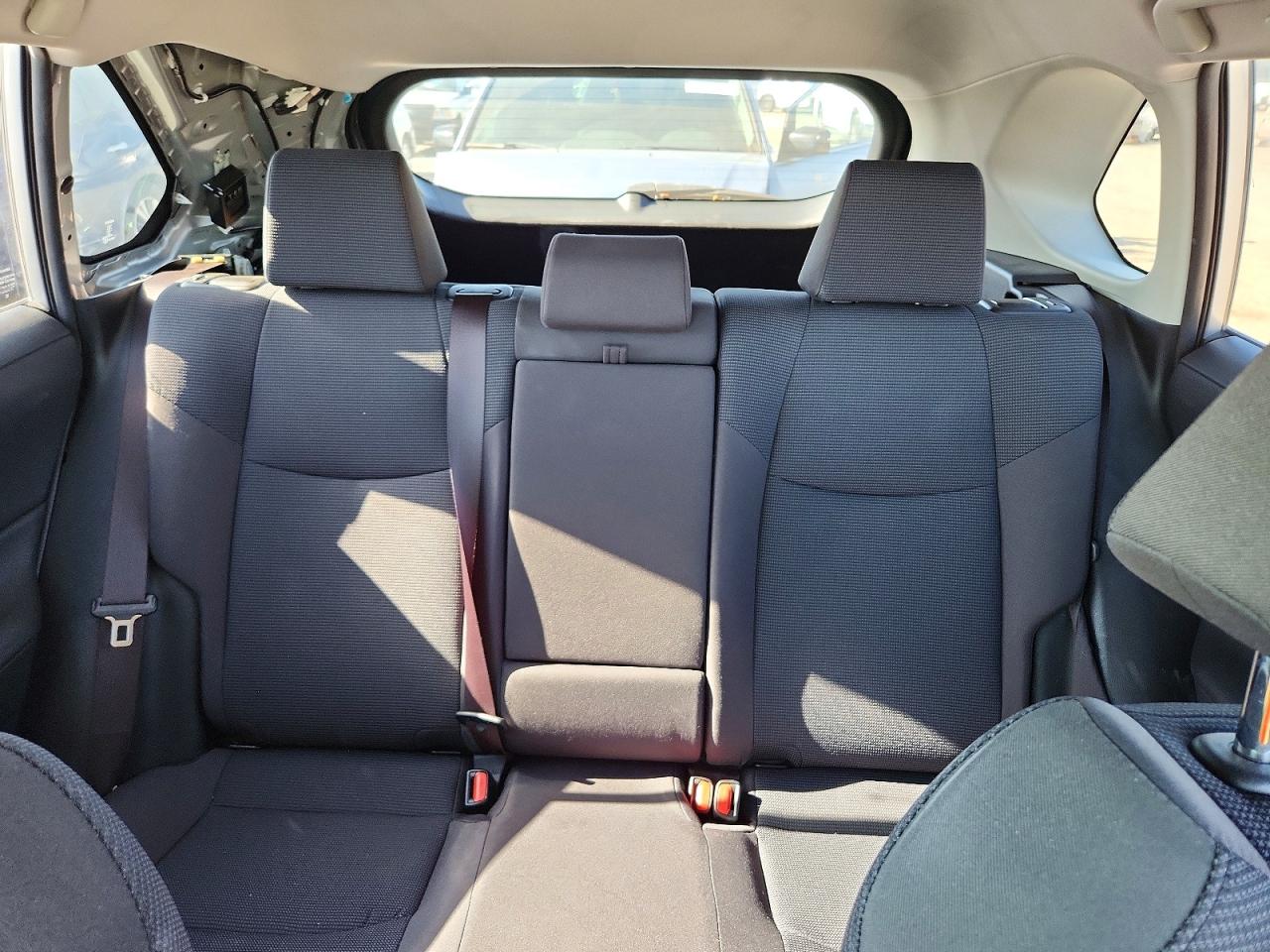 2019 Toyota Rav4 Le Silver vin: JTMLWRFV2KD026324