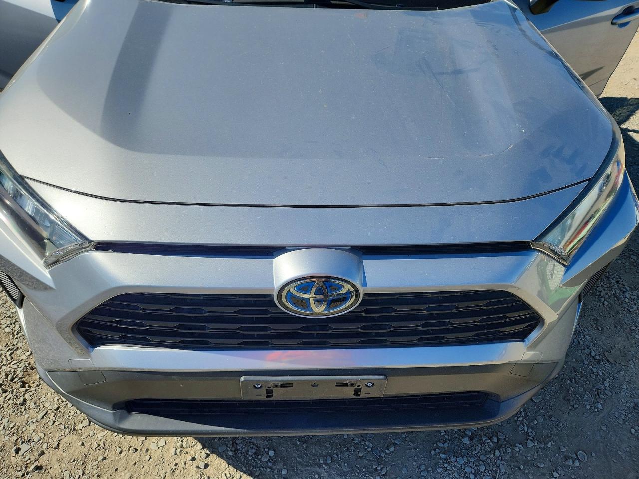 2019 Toyota Rav4 Le Silver vin: JTMLWRFV2KD026324