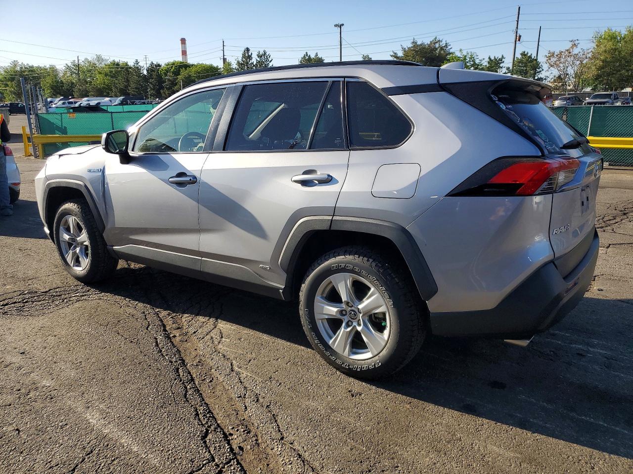 2019 Toyota Rav4 Le Silver vin: JTMLWRFV6KD023040