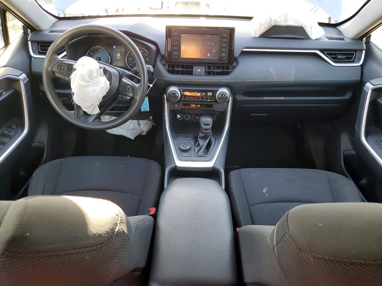 2019 Toyota Rav4 Le Silver vin: JTMLWRFV6KD023040