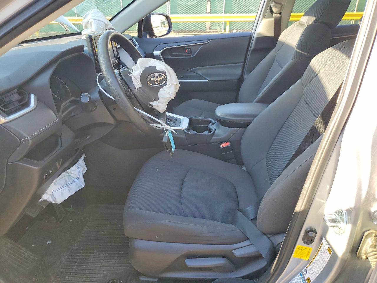 2019 Toyota Rav4 Le Silver vin: JTMLWRFV6KD023040