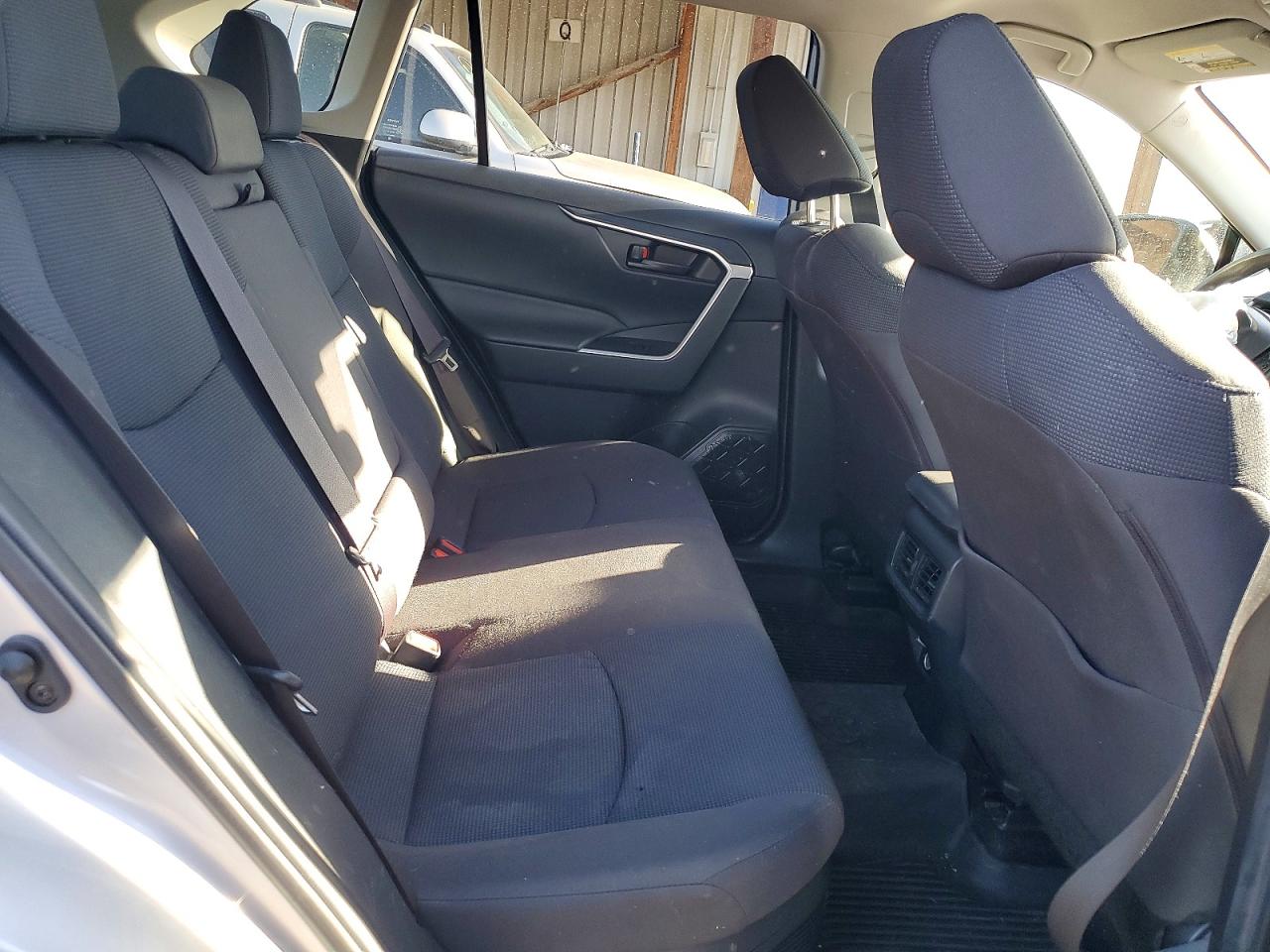 2019 Toyota Rav4 Le Silver vin: JTMLWRFV6KD023040