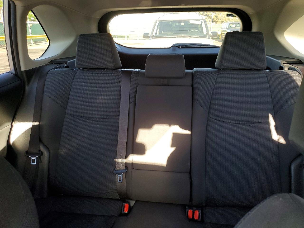 2019 Toyota Rav4 Le Silver vin: JTMLWRFV6KD023040