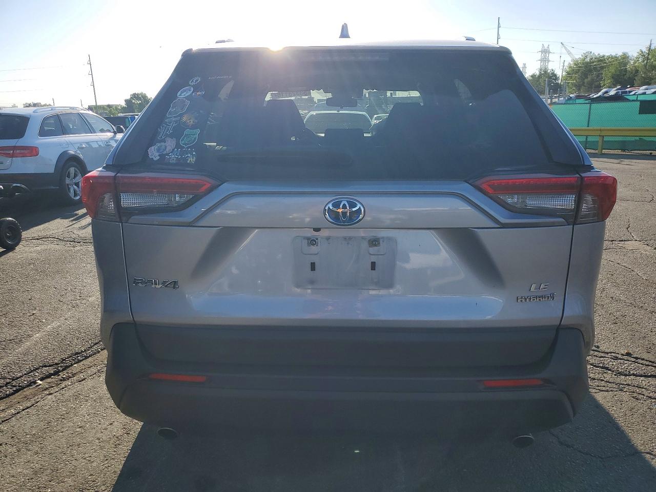 2019 Toyota Rav4 Le Silver vin: JTMLWRFV6KD023040