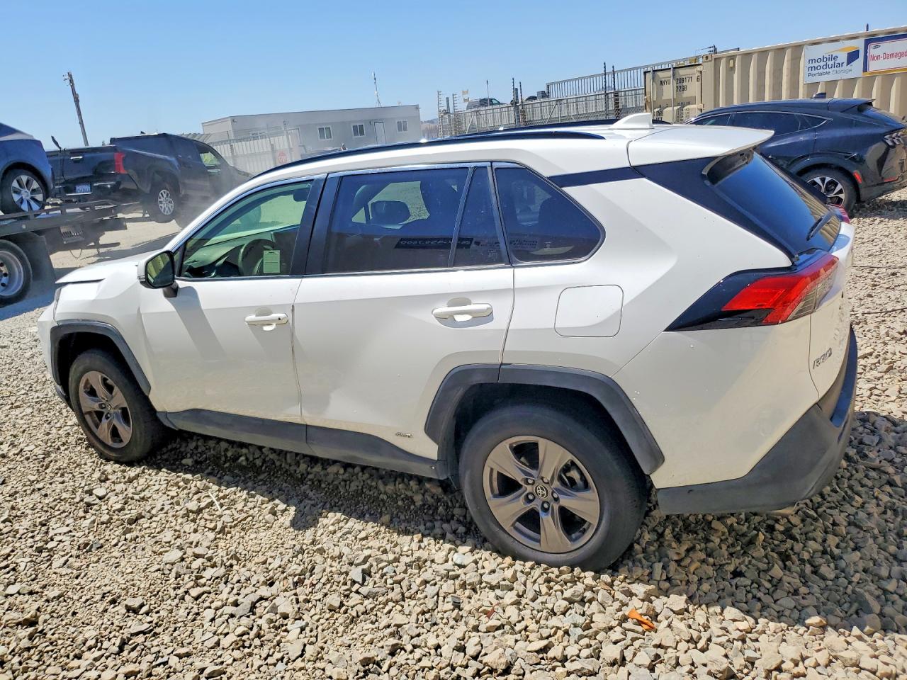 2024 Toyota Rav4 Le White vin: JTMMWRFV6RD244541