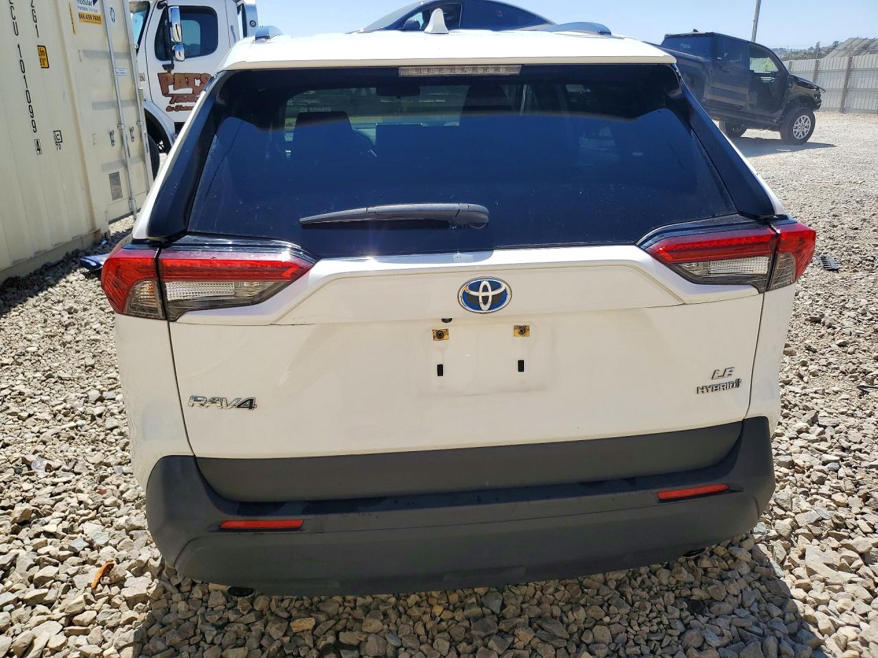 2024 Toyota Rav4 Le White vin: JTMMWRFV6RD244541