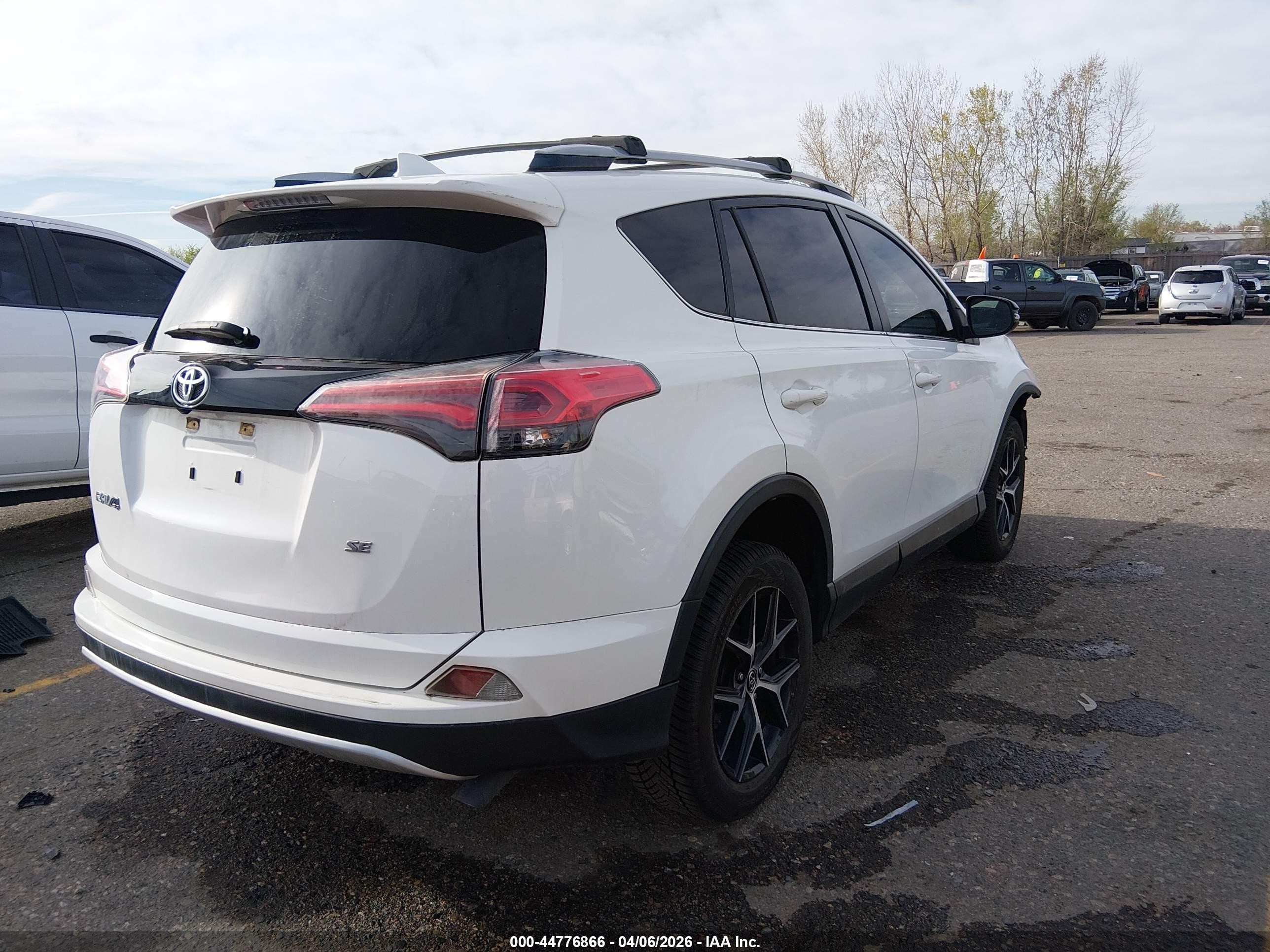 2017 Toyota Rav4 Se White vin: JTMNFREV2HJ114410
