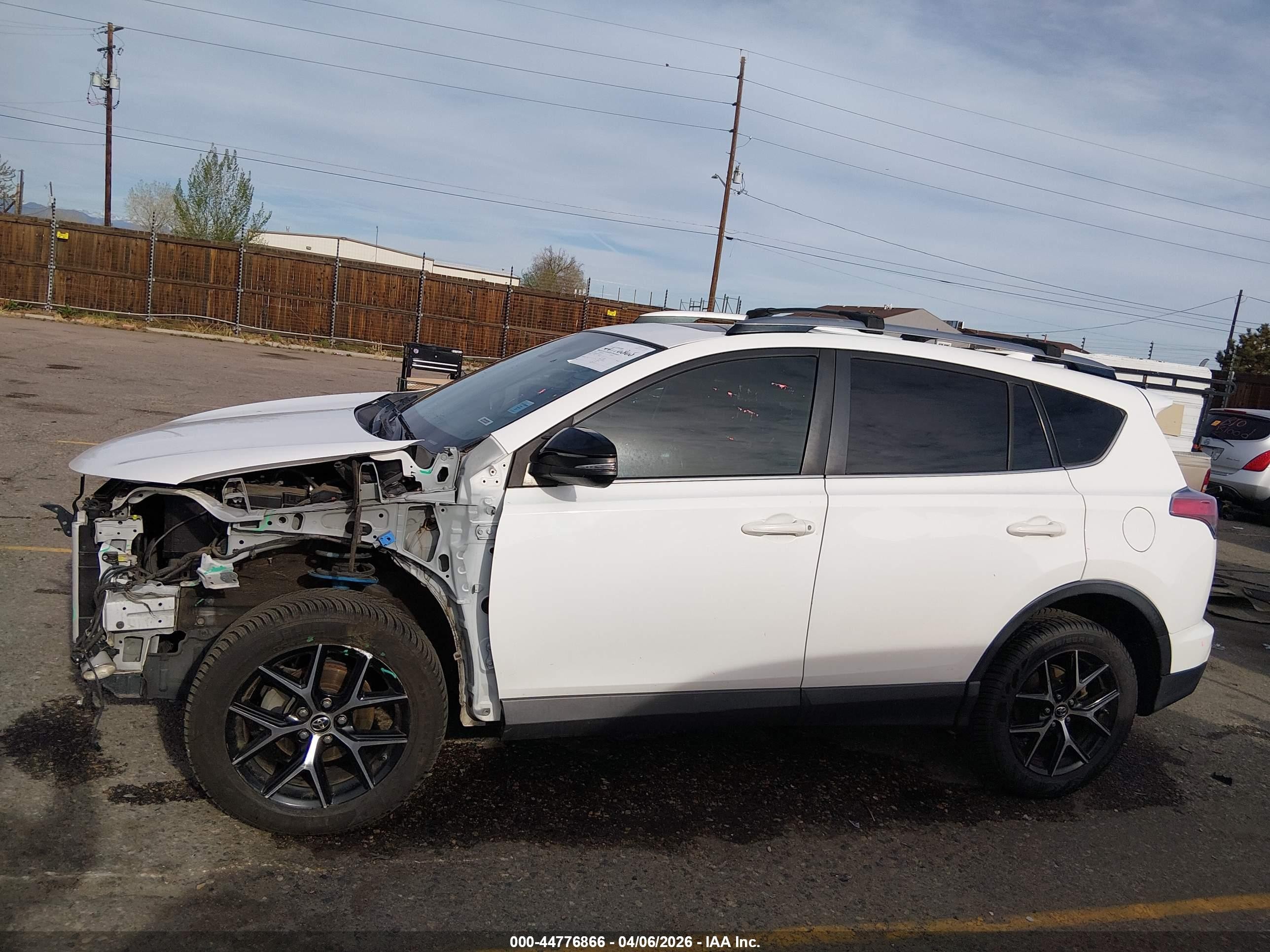2017 Toyota Rav4 Se White vin: JTMNFREV2HJ114410