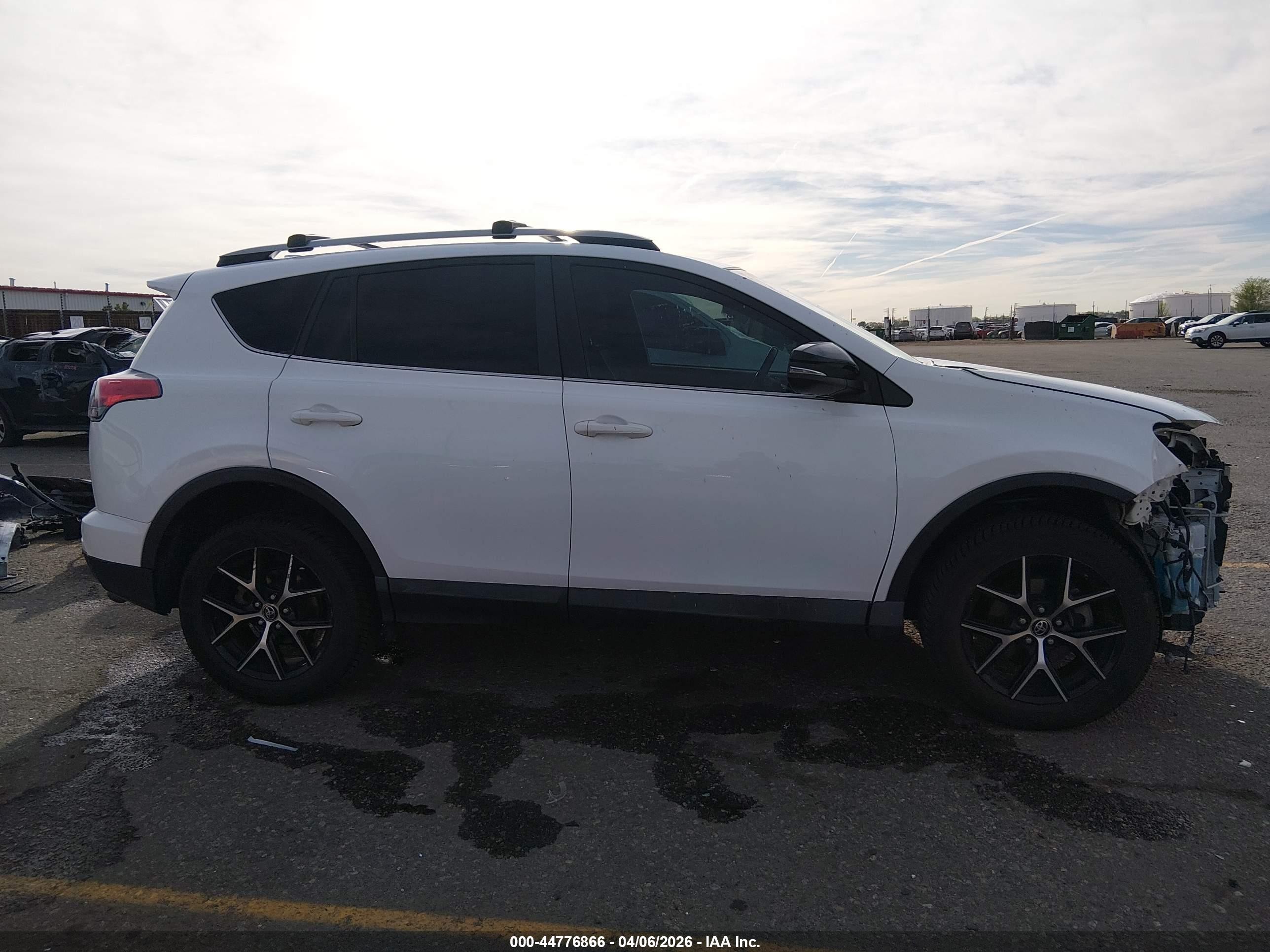 2017 Toyota Rav4 Se White vin: JTMNFREV2HJ114410
