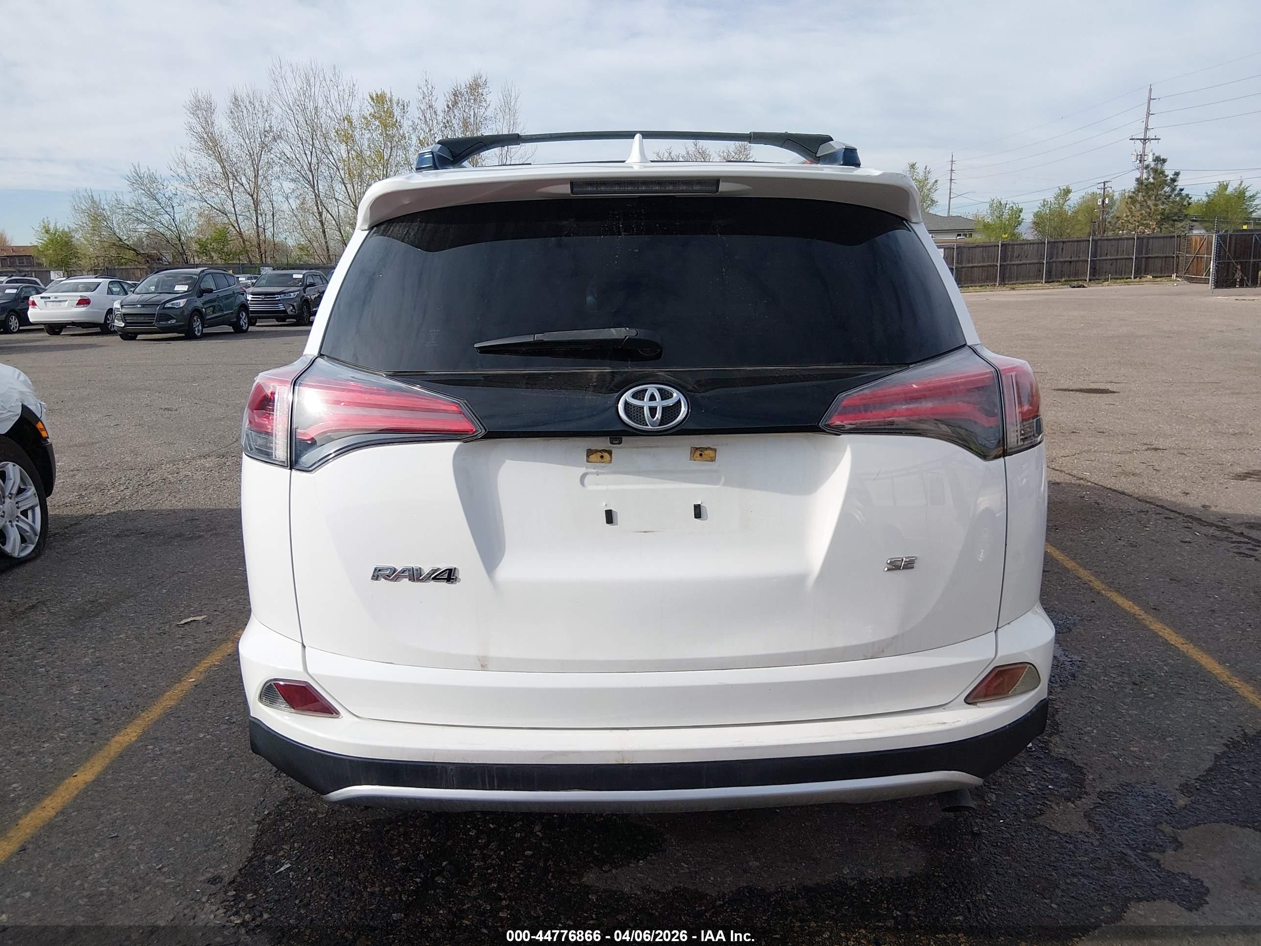 2017 Toyota Rav4 Se White vin: JTMNFREV2HJ114410