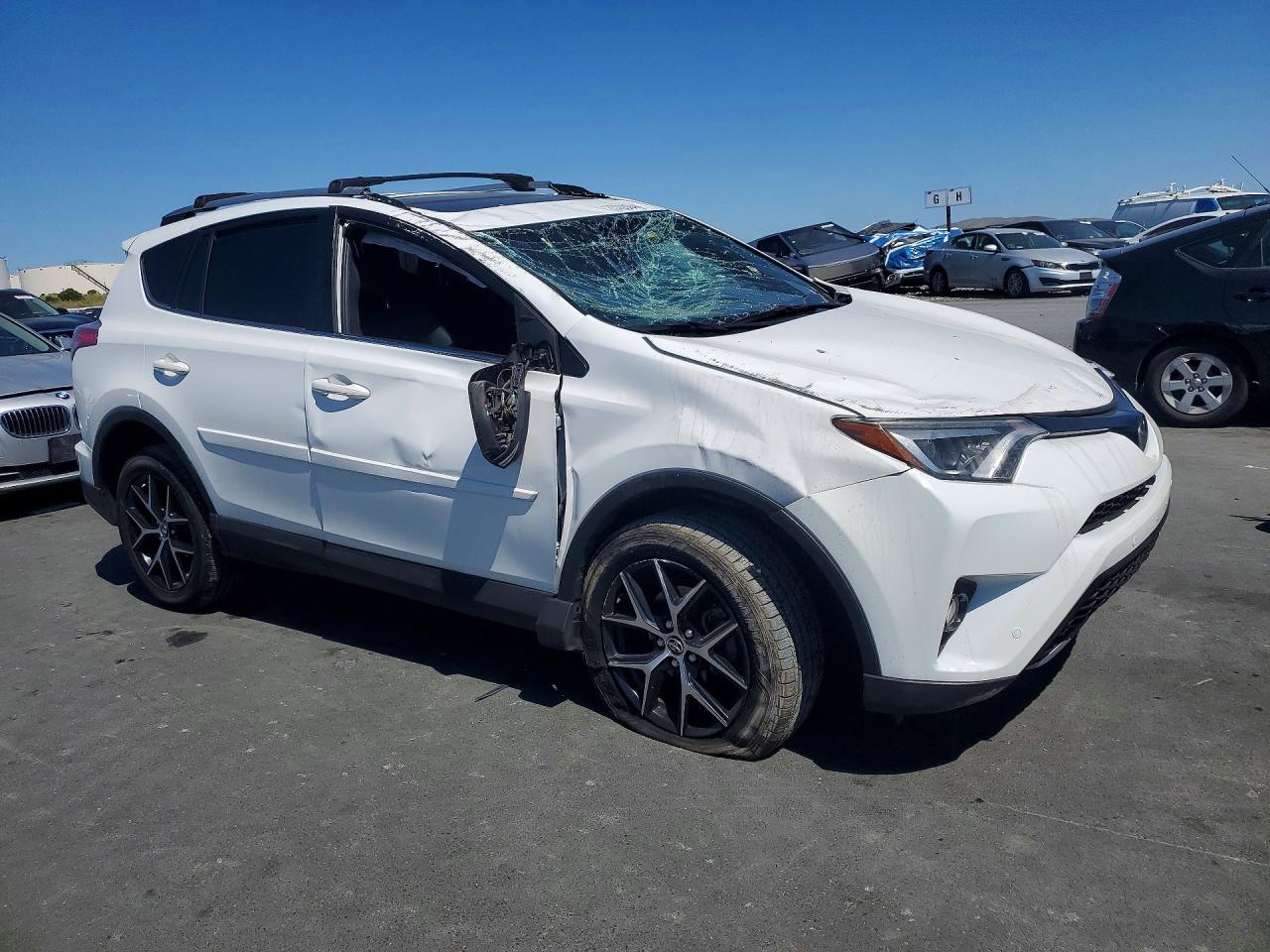 2018 Toyota Rav4 Se Белый vin: JTMNFREV2JJ198363