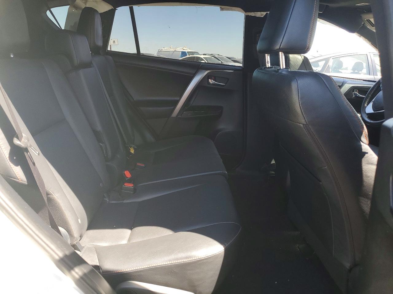 2018 Toyota Rav4 Se Белый vin: JTMNFREV2JJ198363