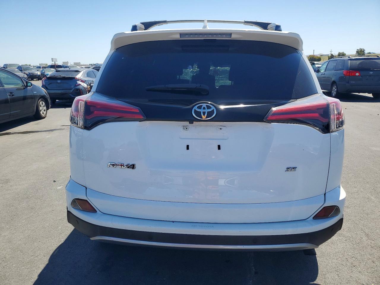 2018 Toyota Rav4 Se Белый vin: JTMNFREV2JJ198363