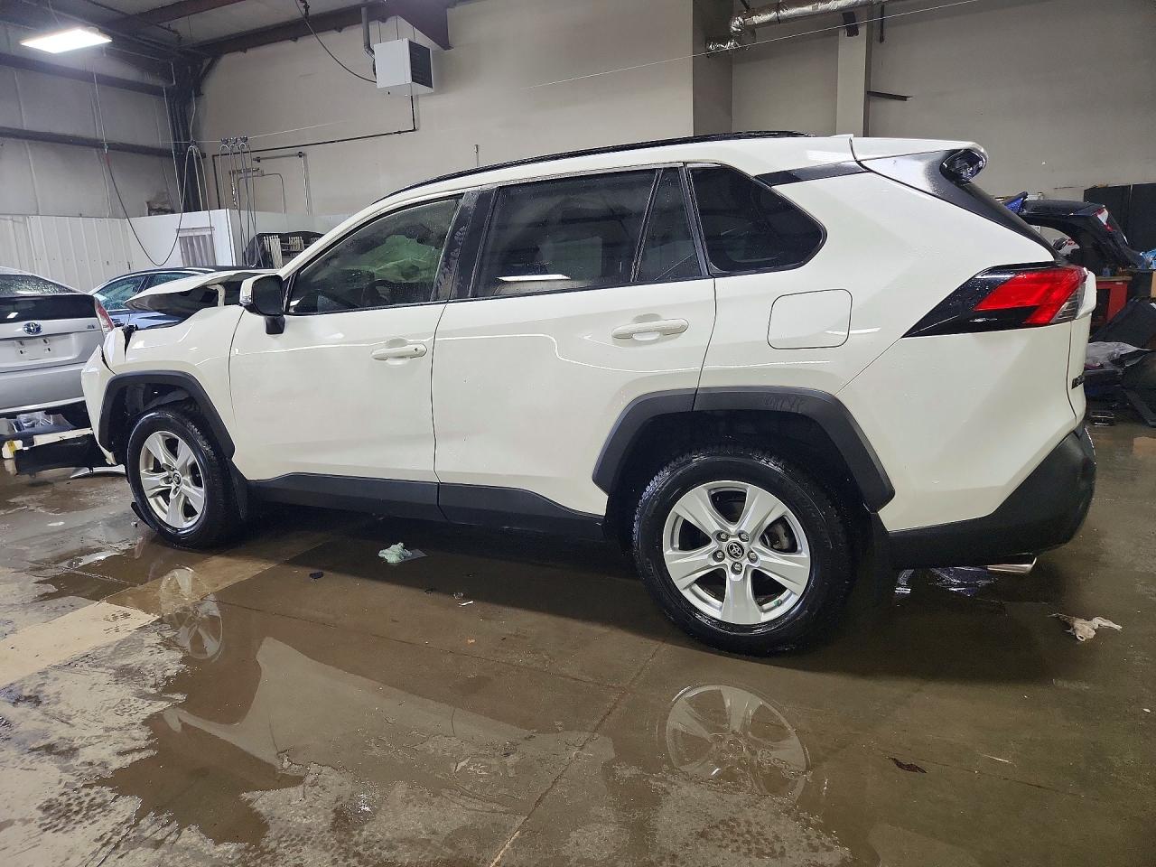 2019 Toyota Rav4 Xle White vin: JTMP1RFV3KD517291