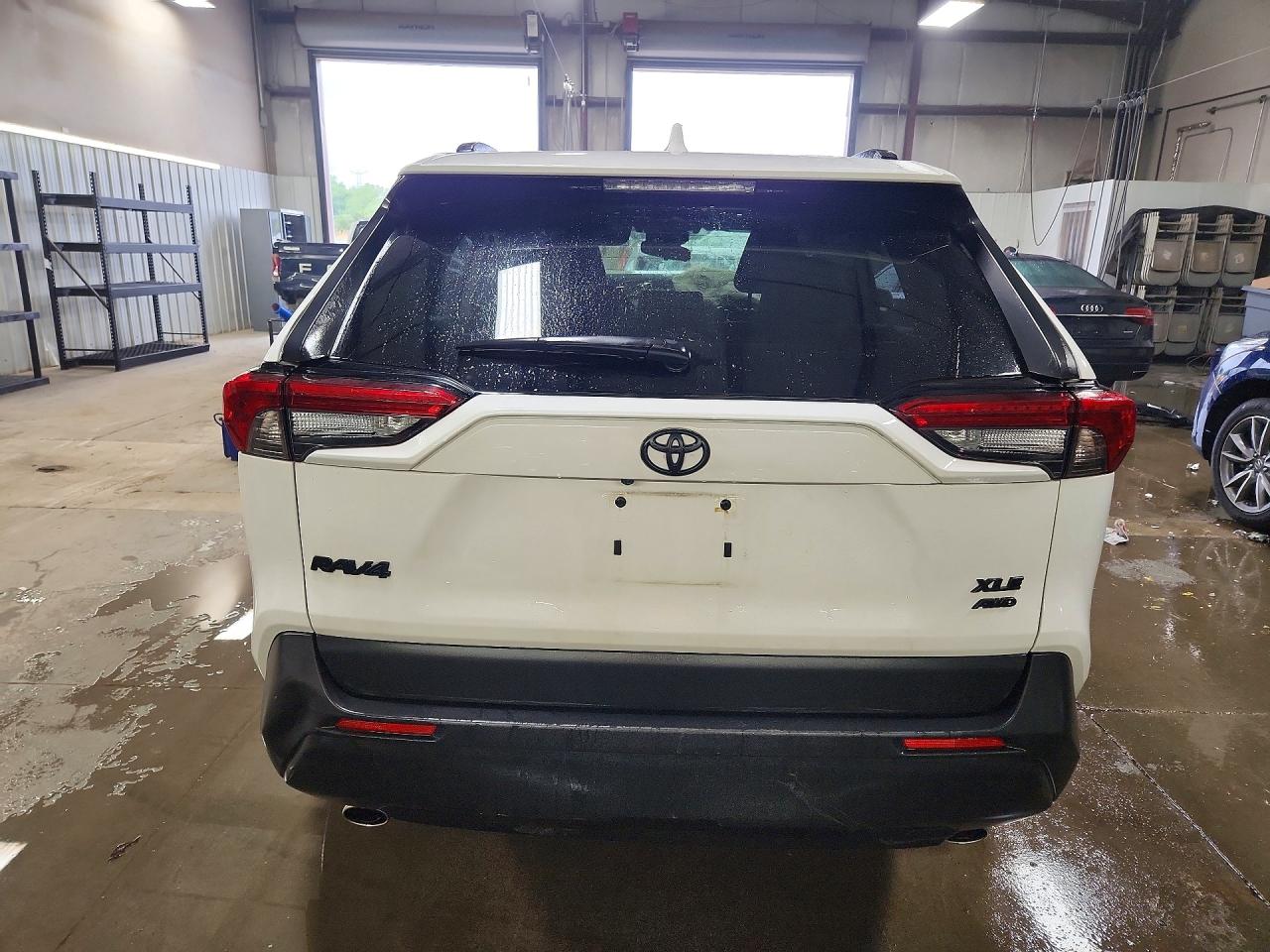 2019 Toyota Rav4 Xle White vin: JTMP1RFV3KD517291