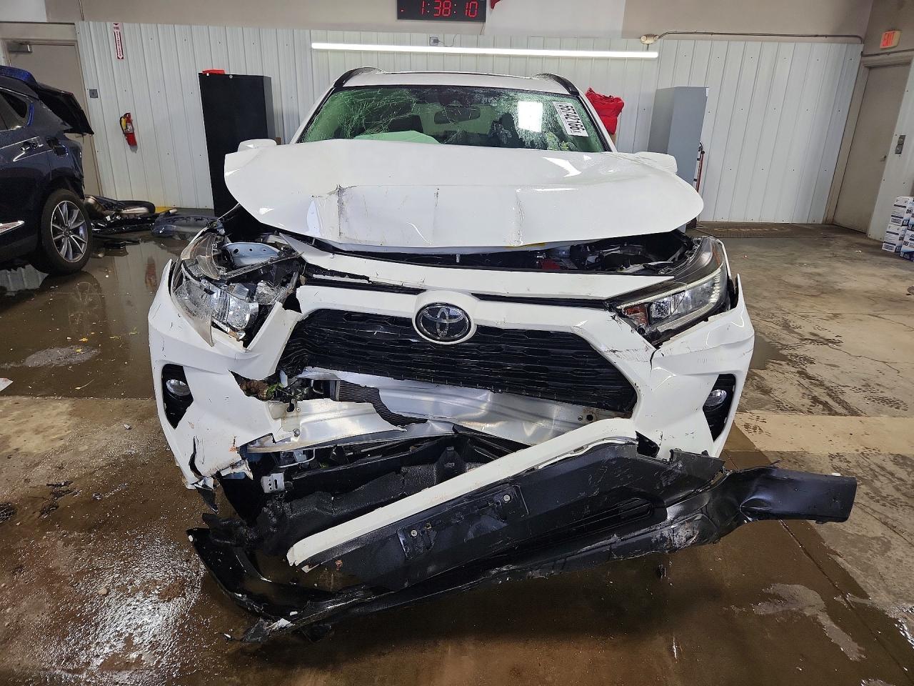 2019 Toyota Rav4 Xle White vin: JTMP1RFV3KD517291