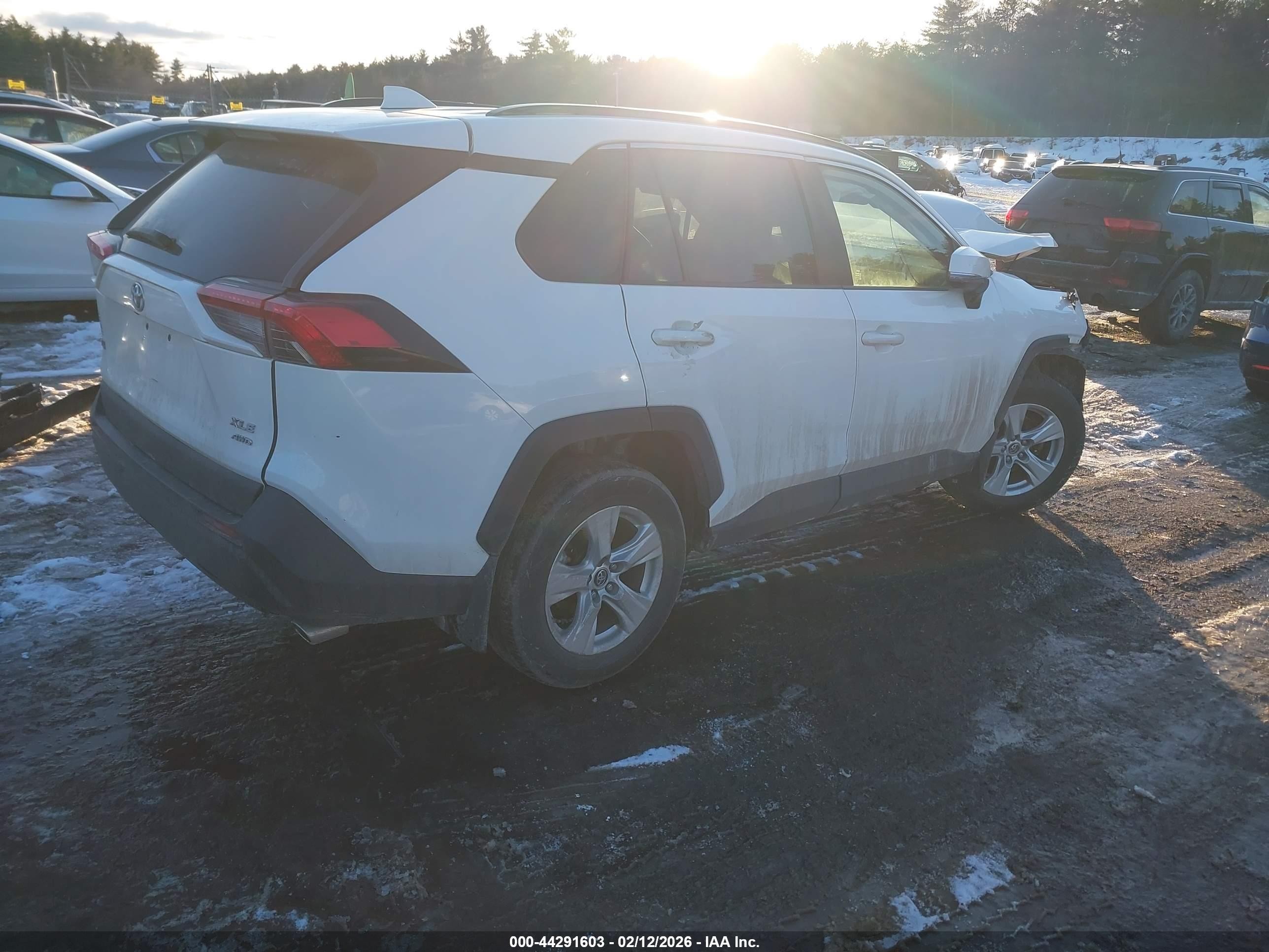 2019 Toyota Rav4 Xle White vin: JTMP1RFV6KD028772