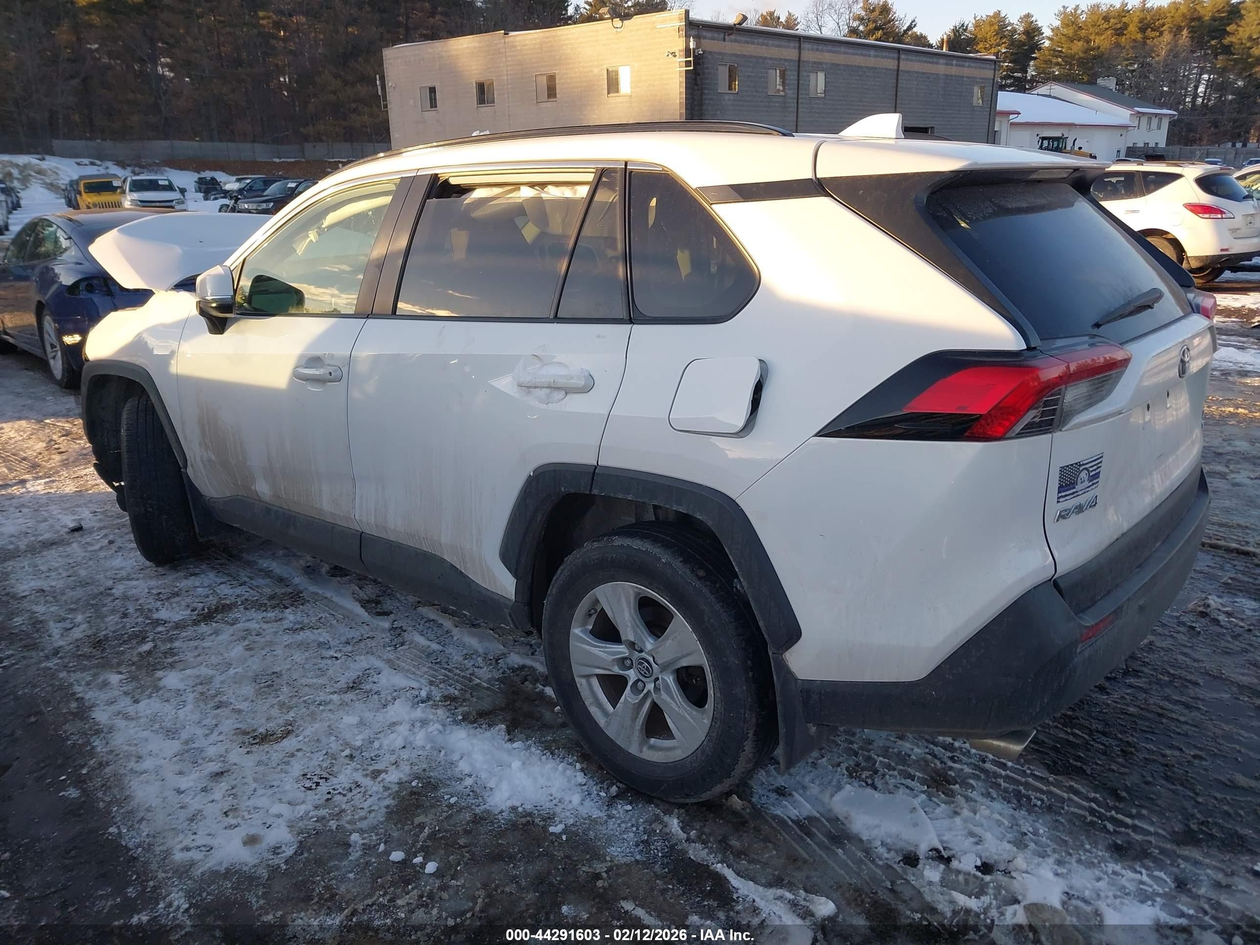 2019 Toyota Rav4 Xle White vin: JTMP1RFV6KD028772