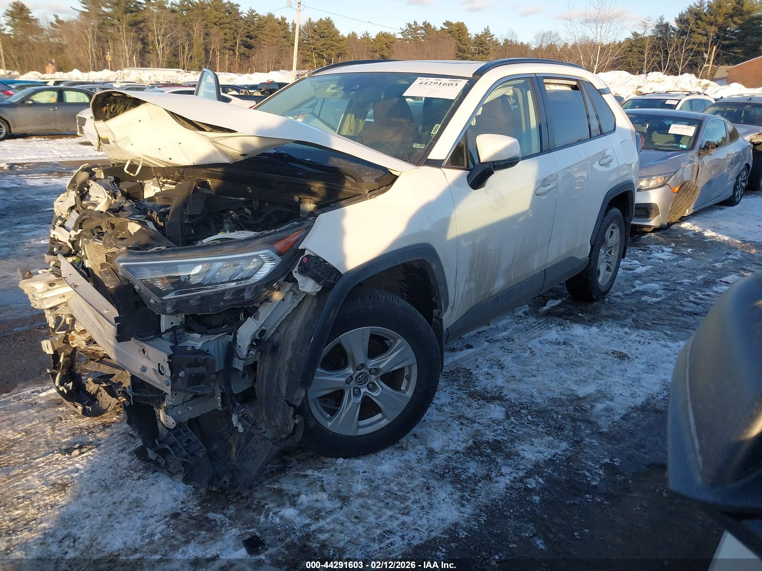 2019 Toyota Rav4 Xle White vin: JTMP1RFV6KD028772