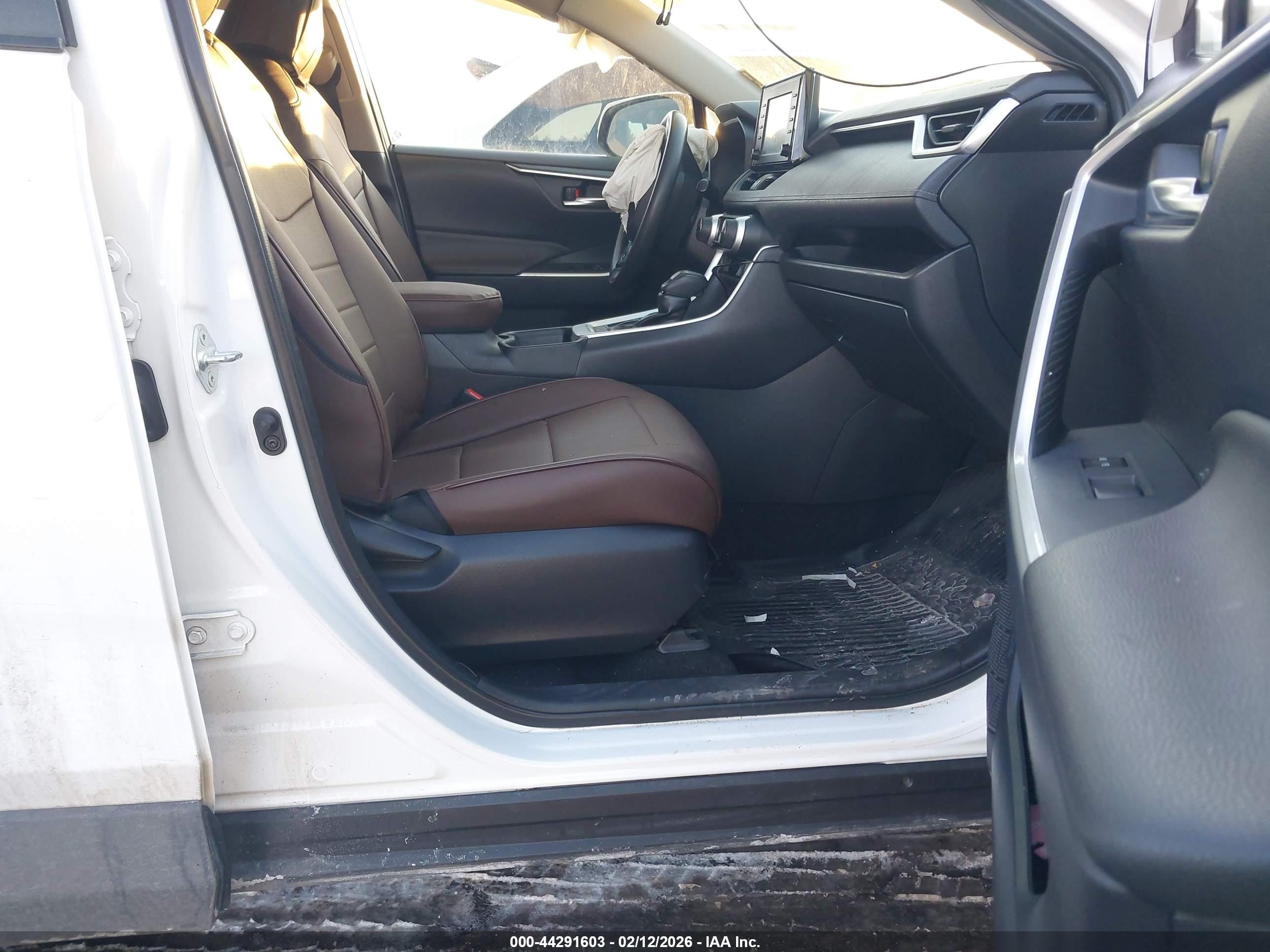 2019 Toyota Rav4 Xle White vin: JTMP1RFV6KD028772