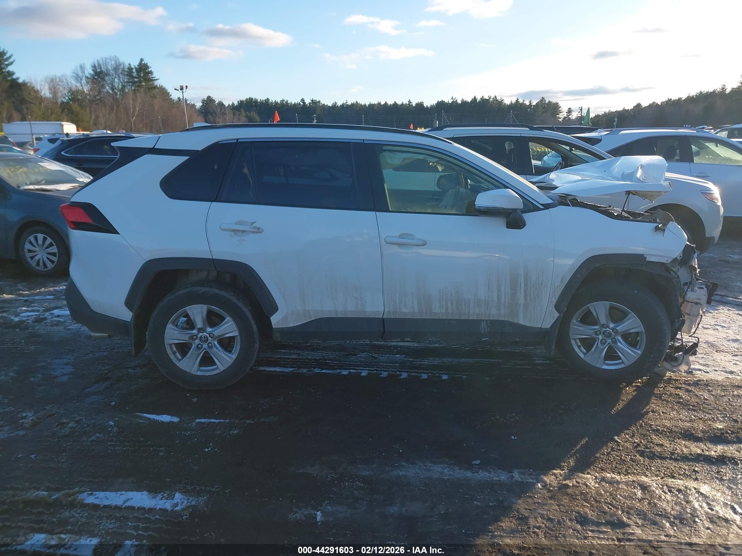 2019 Toyota Rav4 Xle White vin: JTMP1RFV6KD028772