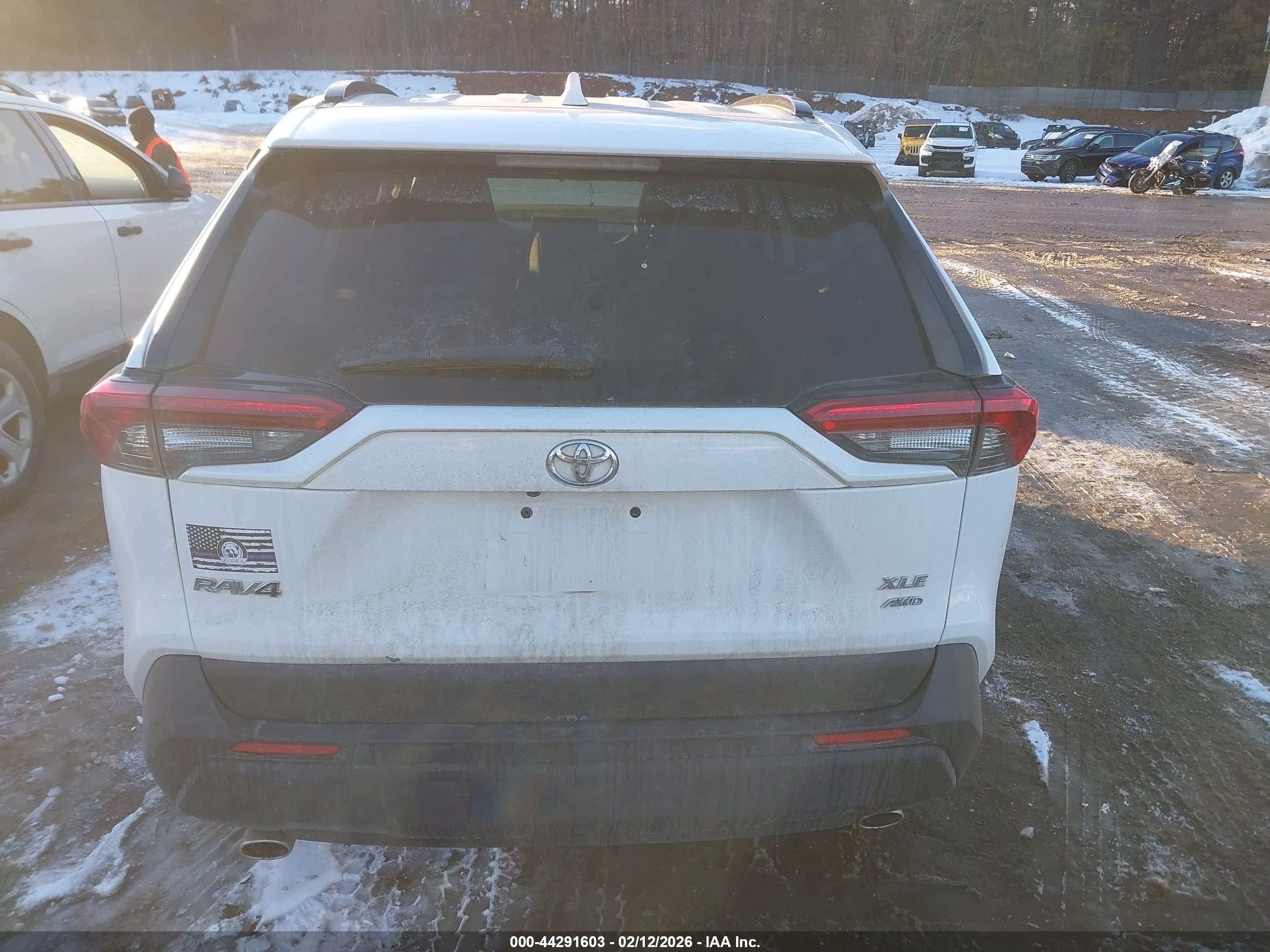 2019 Toyota Rav4 Xle White vin: JTMP1RFV6KD028772