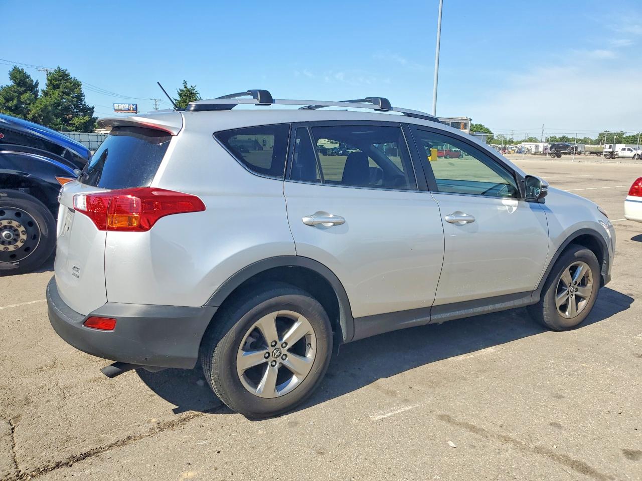 2015 Toyota Rav4 Xle Silver vin: JTMRFREV0FD144163
