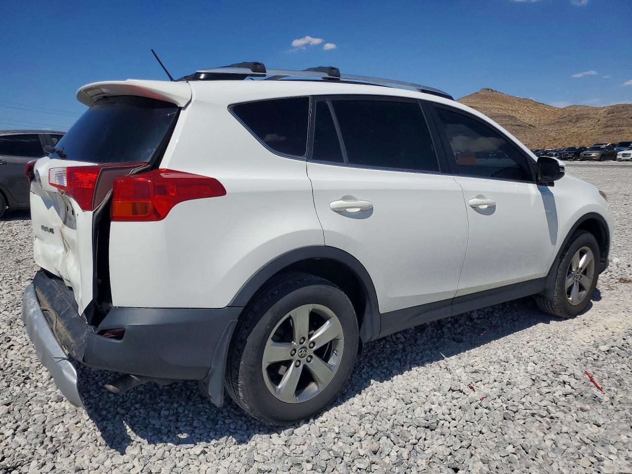 2015 Toyota Rav4 Xle White vin: JTMRFREV0FJ030777