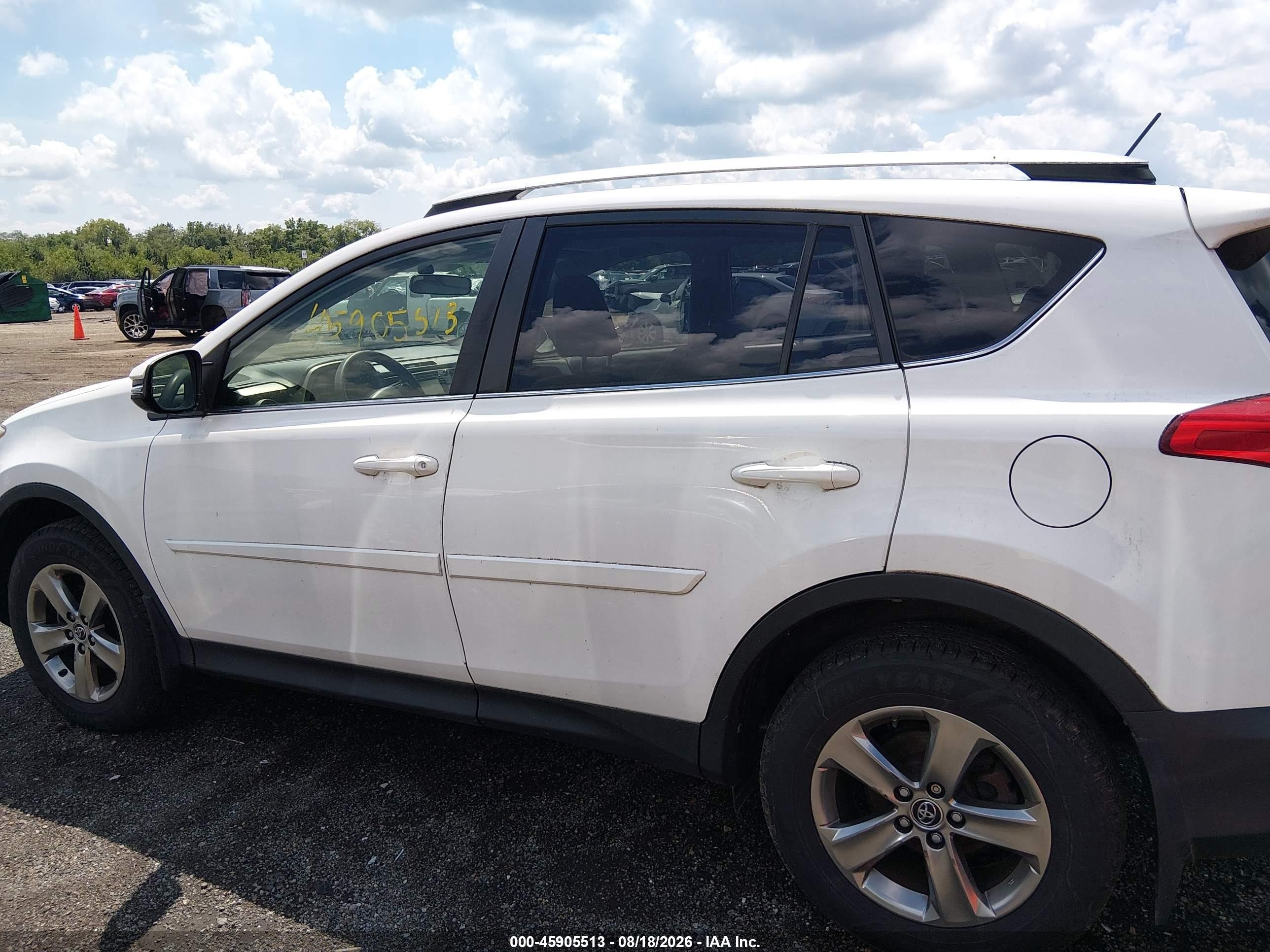 2015 Toyota Rav4 Xle White vin: JTMRFREV1FD153390