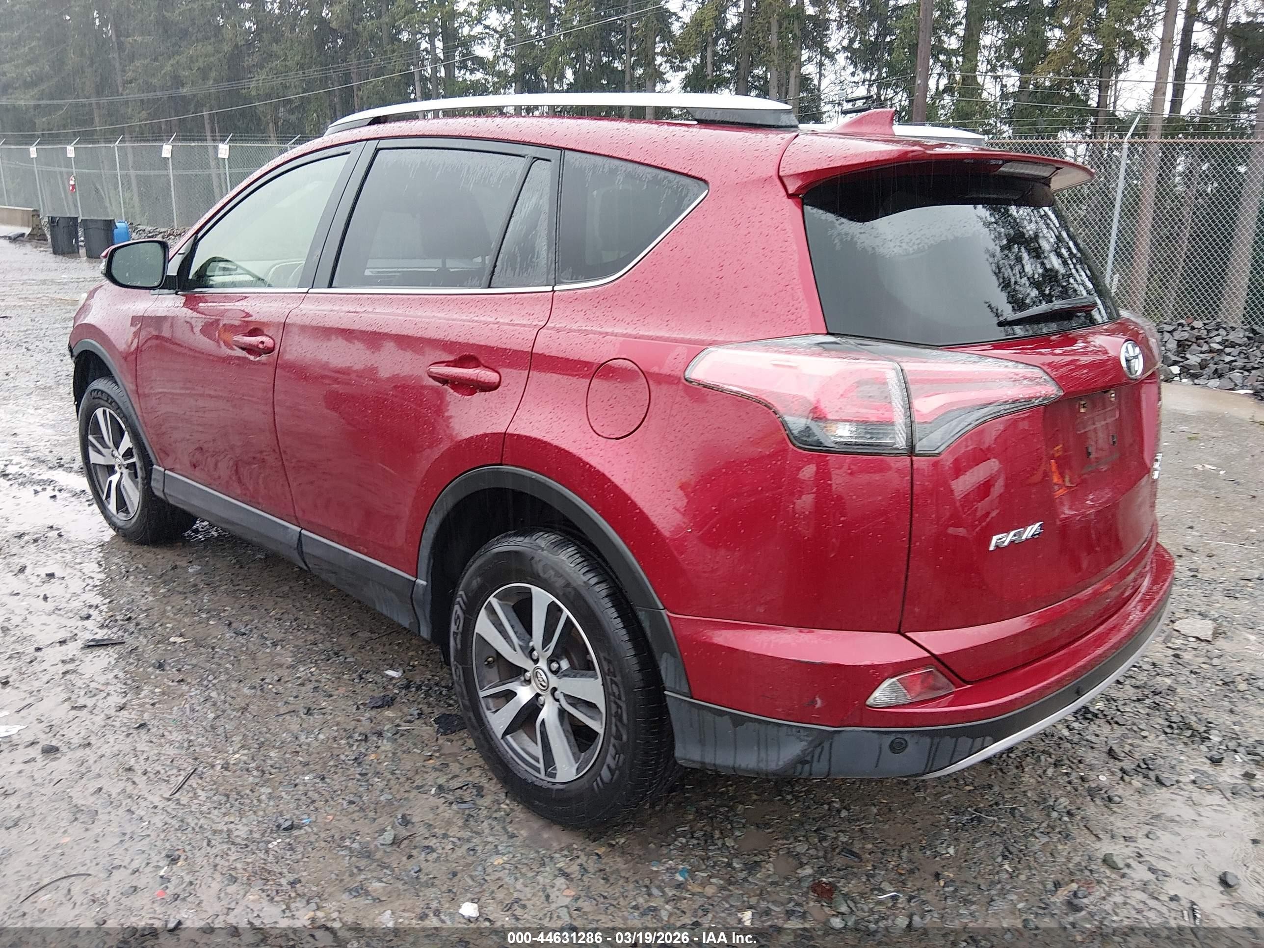 2018 Toyota Rav4 Xle Red vin: JTMRFREV1JD227674