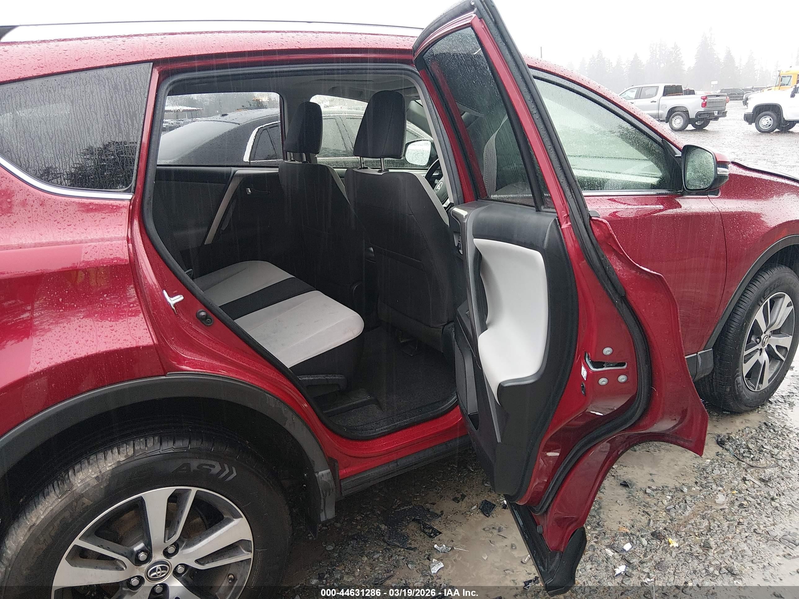 2018 Toyota Rav4 Xle Red vin: JTMRFREV1JD227674