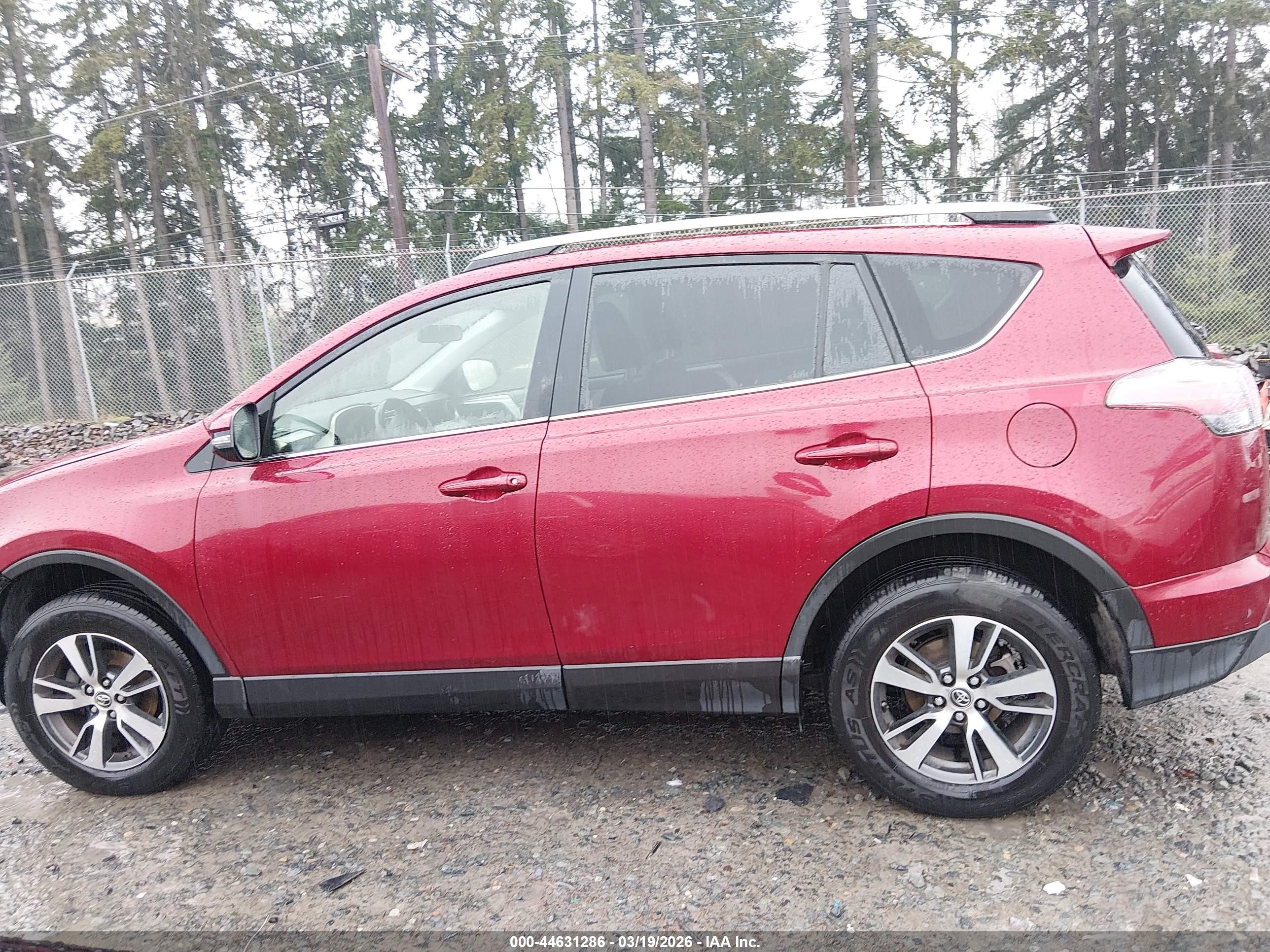 2018 Toyota Rav4 Xle Red vin: JTMRFREV1JD227674