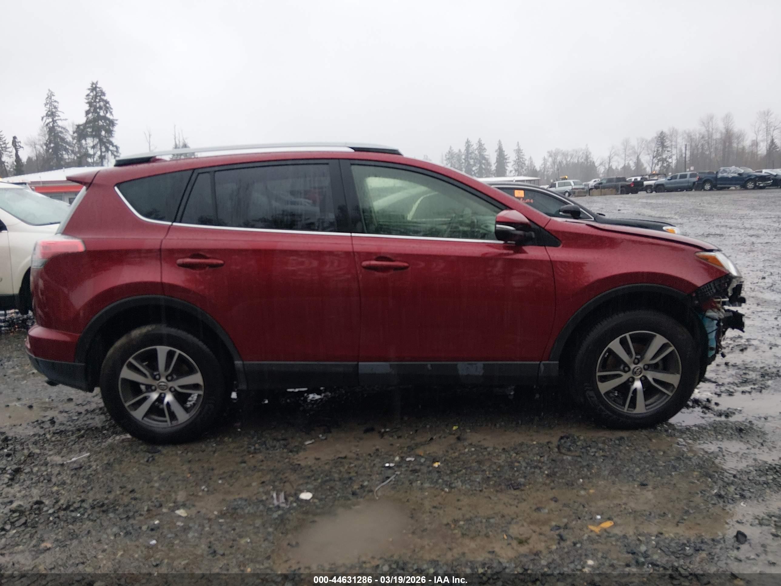 2018 Toyota Rav4 Xle Red vin: JTMRFREV1JD227674