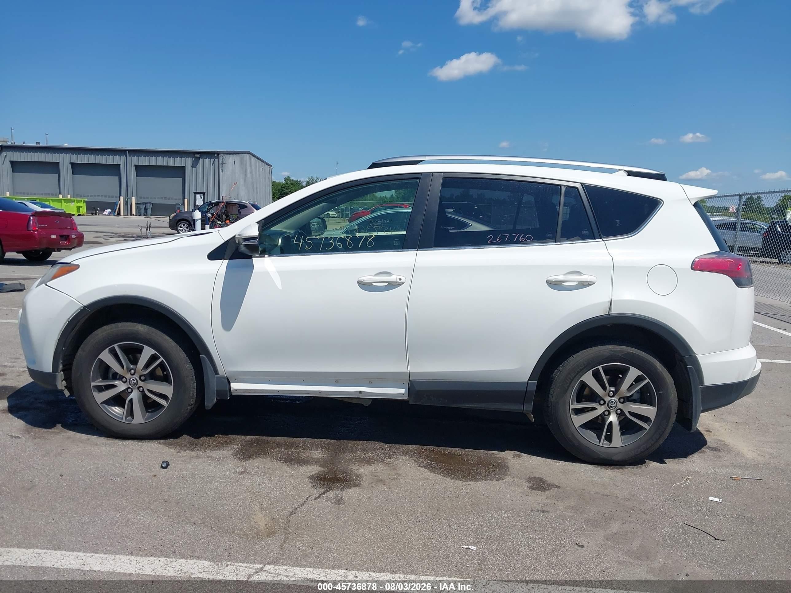2018 Toyota Rav4 Xle White vin: JTMRFREV1JJ202694