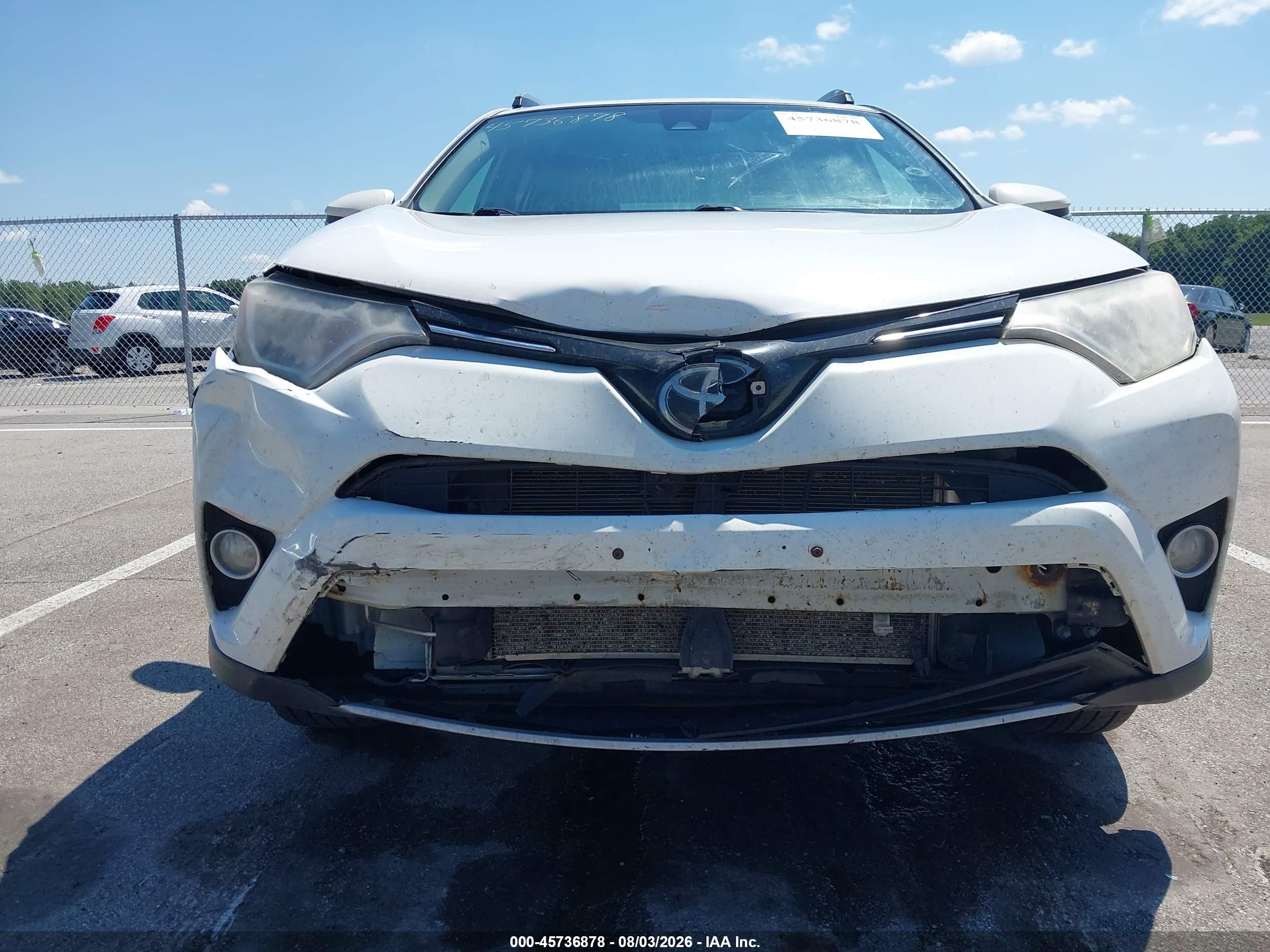 2018 Toyota Rav4 Xle White vin: JTMRFREV1JJ202694