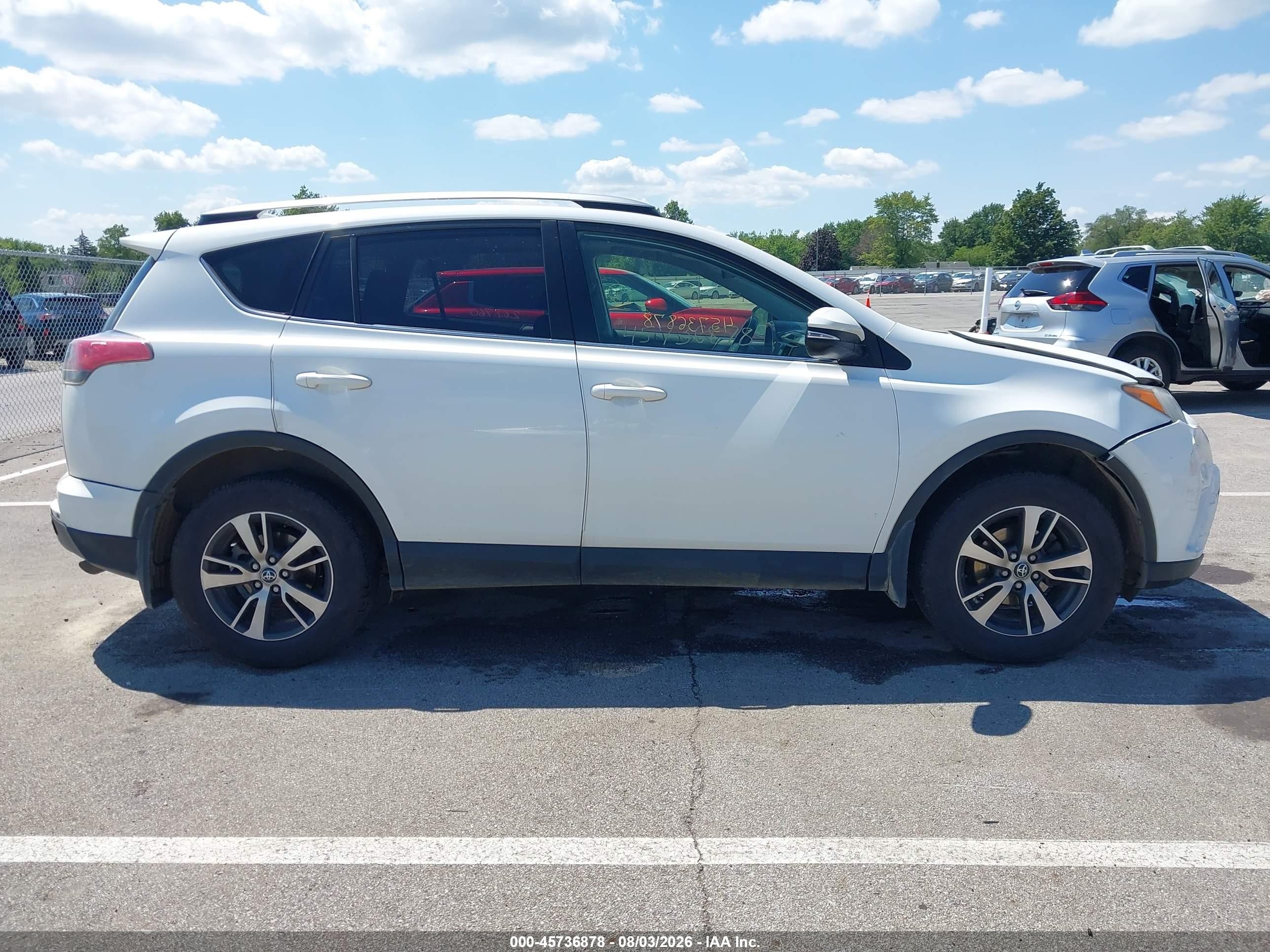 2018 Toyota Rav4 Xle White vin: JTMRFREV1JJ202694