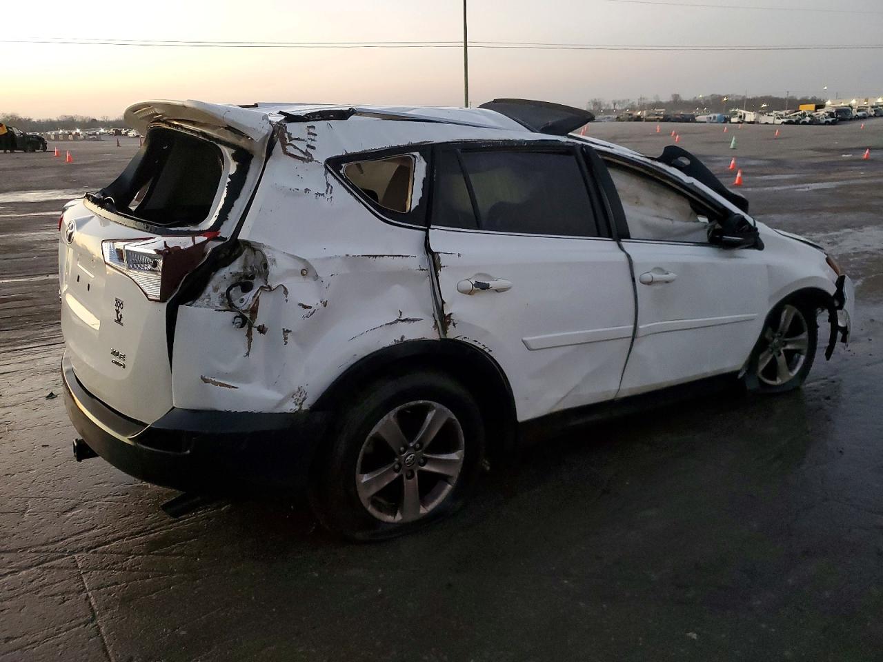 2015 Toyota Rav4 Xle White vin: JTMRFREV2FD167301