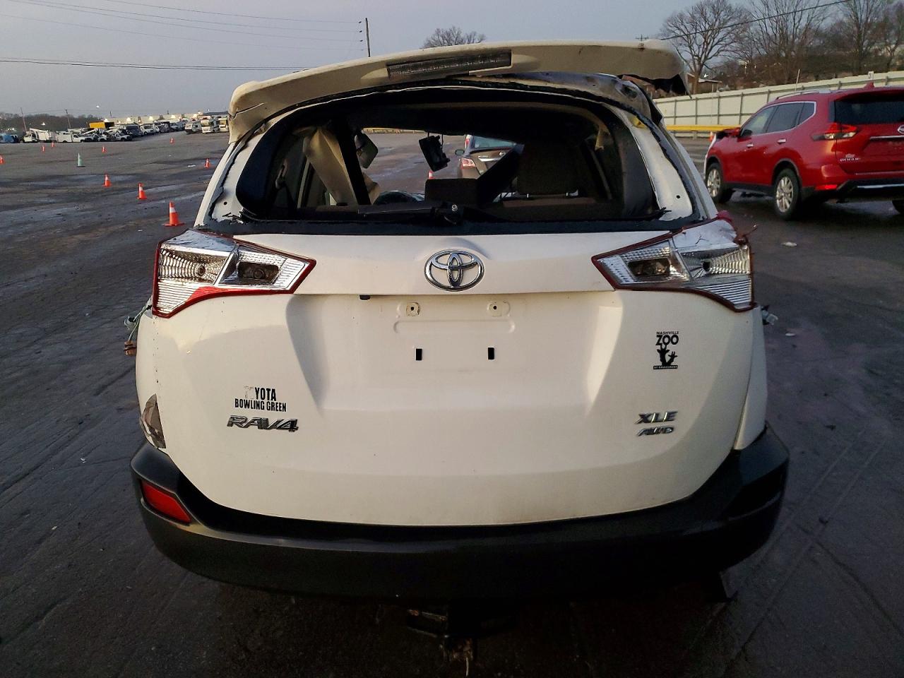 2015 Toyota Rav4 Xle White vin: JTMRFREV2FD167301
