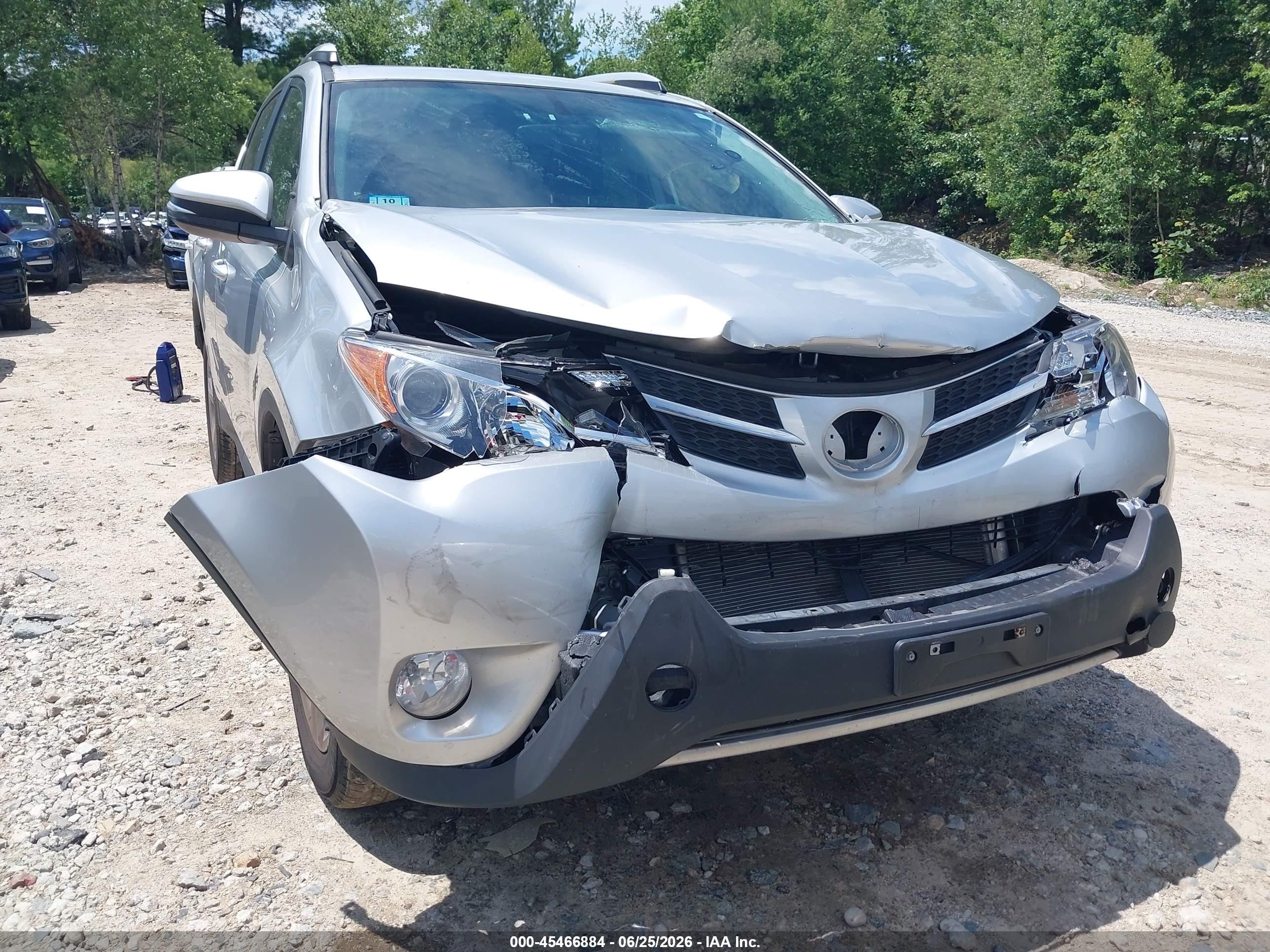 2015 Toyota Rav4 Xle Silver vin: JTMRFREV2FJ035110