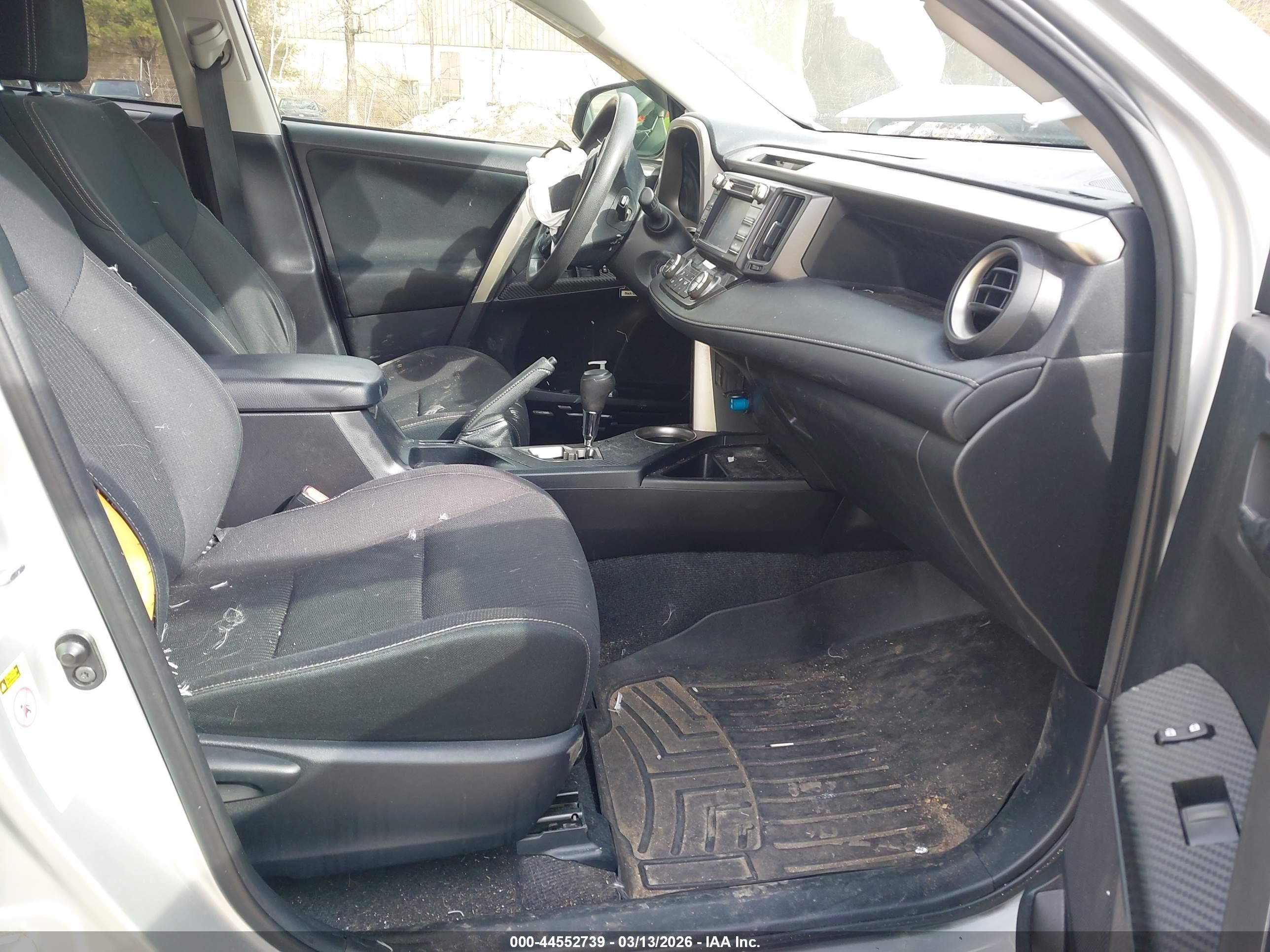 2015 Toyota Rav4 Xle White vin: JTMRFREV2FJ037696