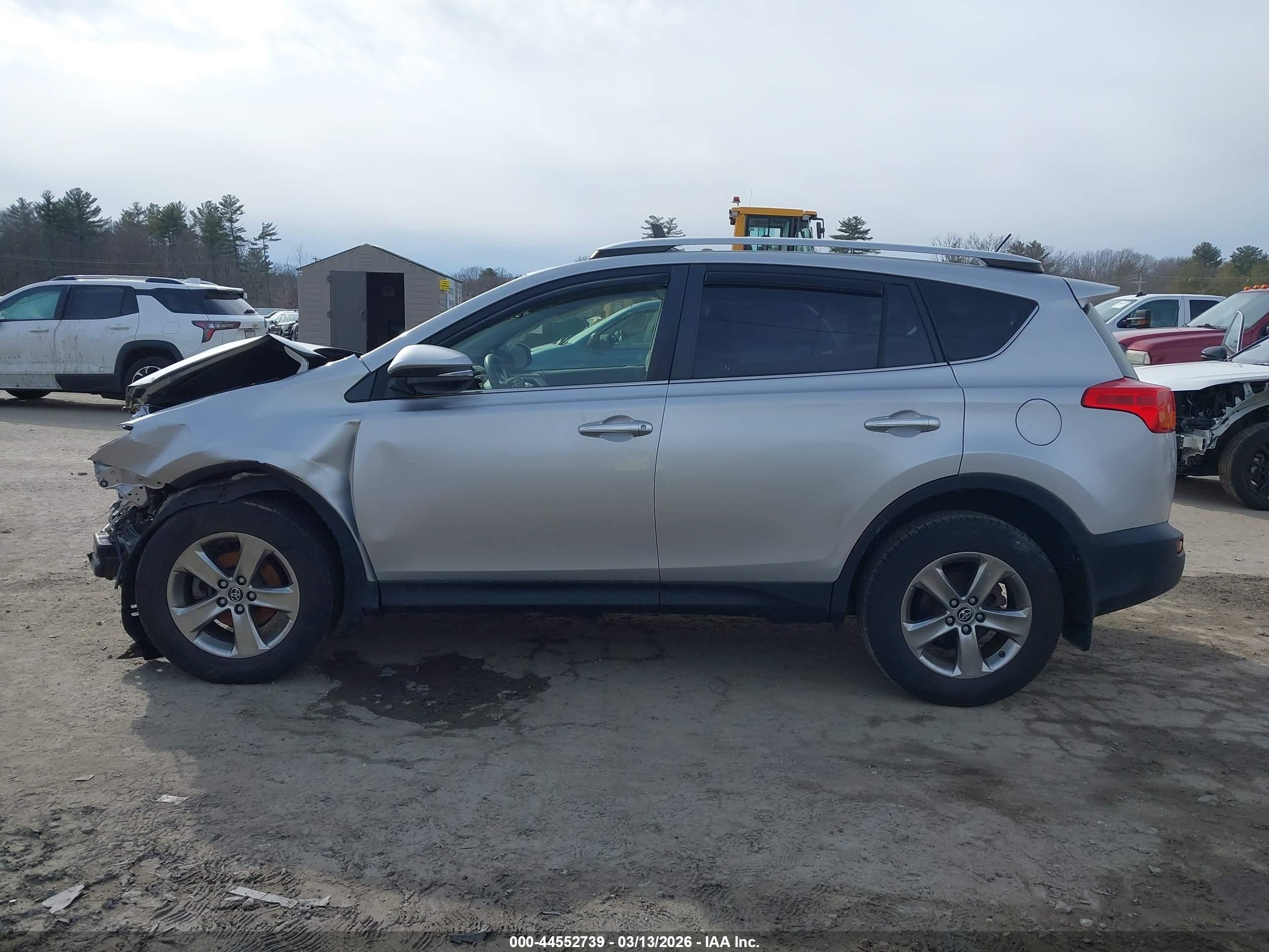 2015 Toyota Rav4 Xle White vin: JTMRFREV2FJ037696