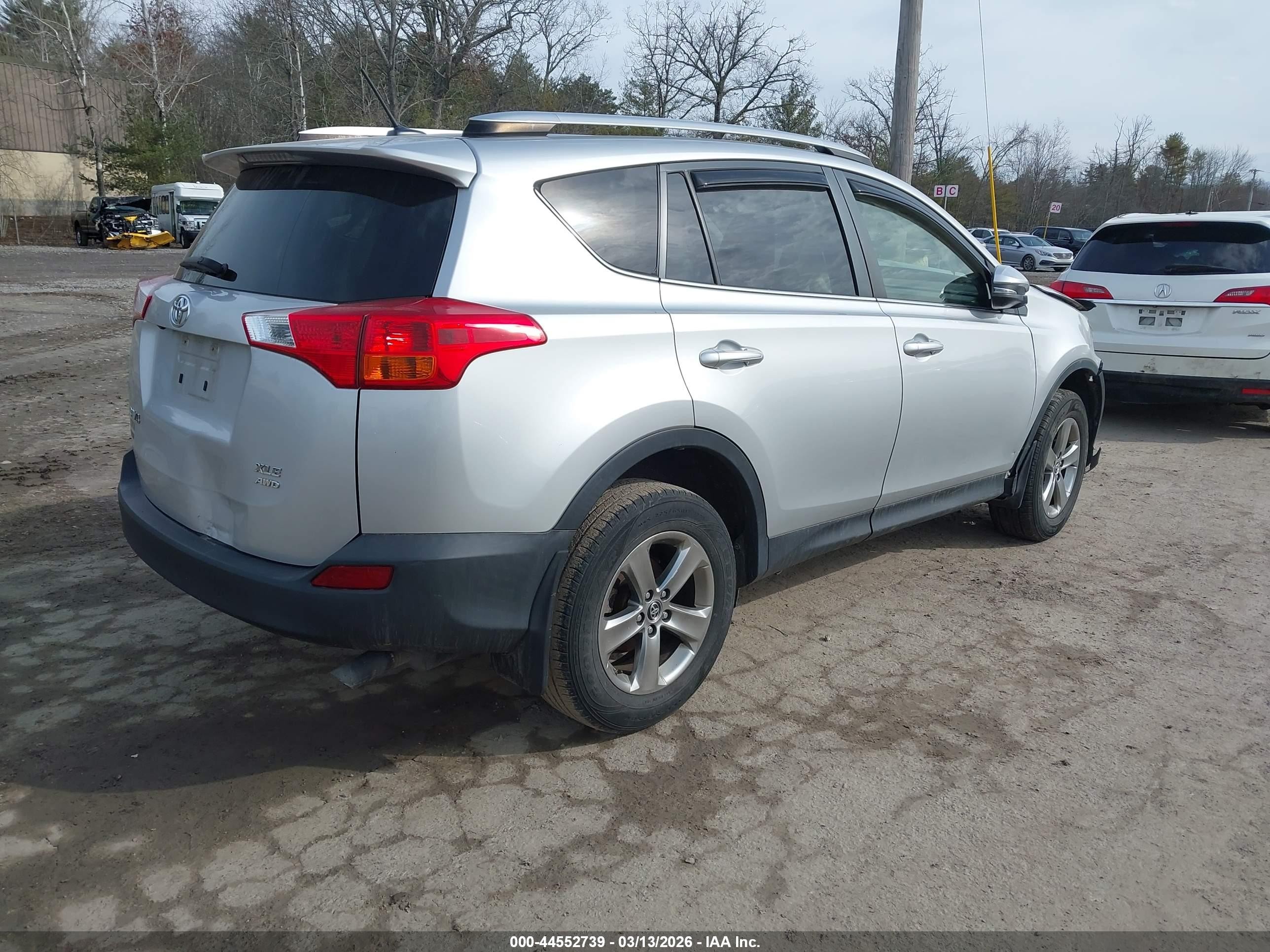 2015 Toyota Rav4 Xle White vin: JTMRFREV2FJ037696