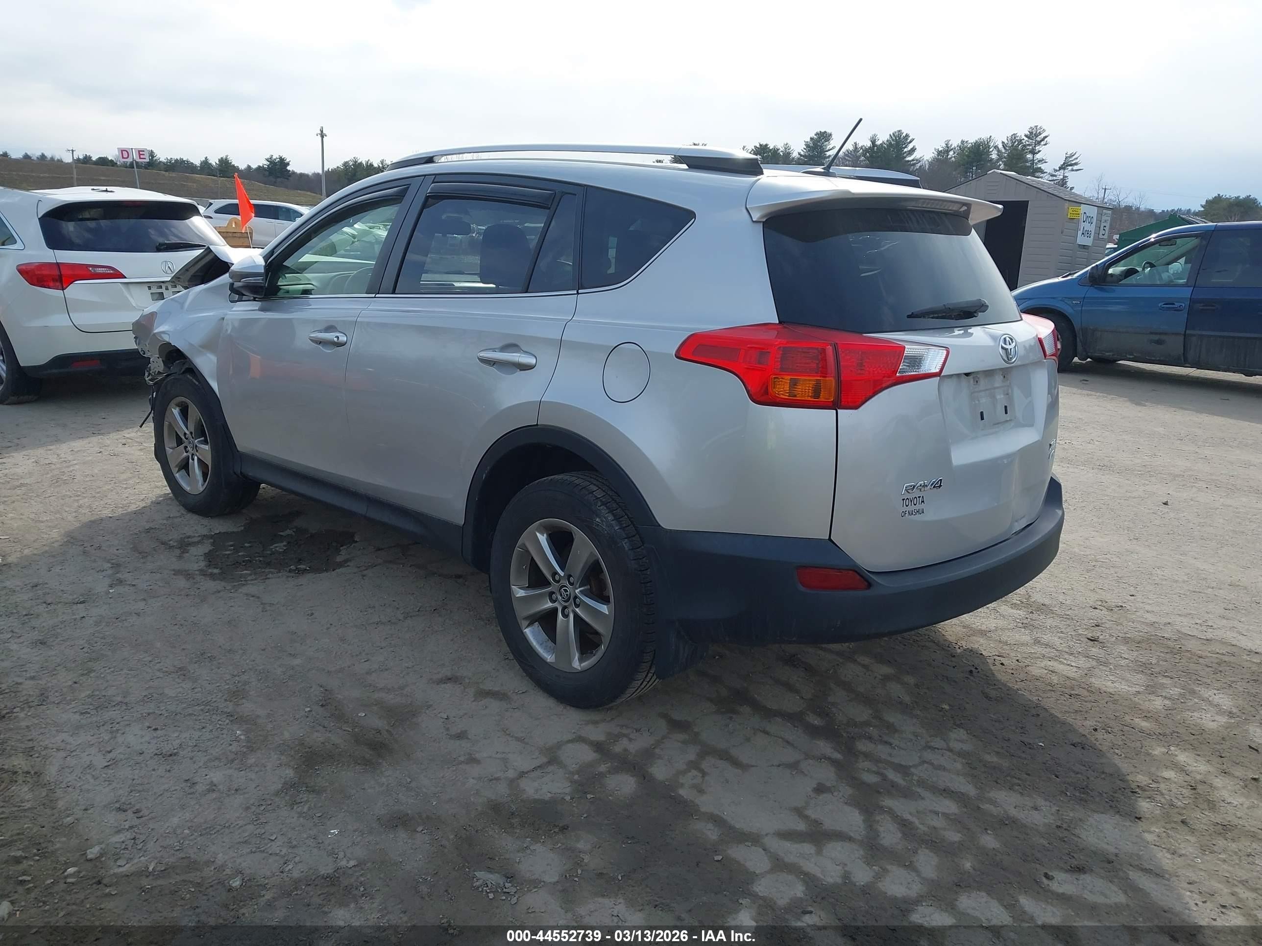 2015 Toyota Rav4 Xle White vin: JTMRFREV2FJ037696