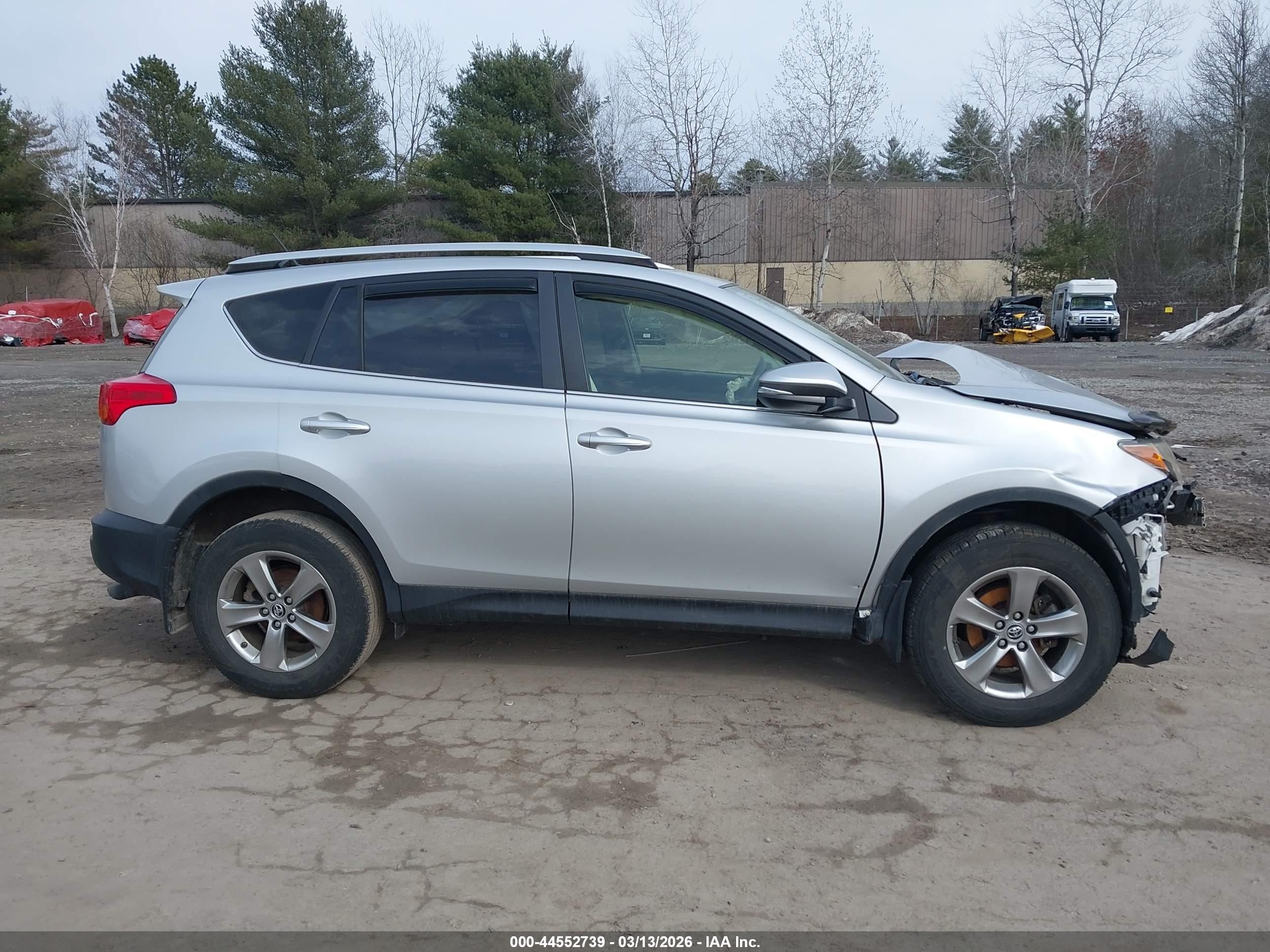 2015 Toyota Rav4 Xle White vin: JTMRFREV2FJ037696