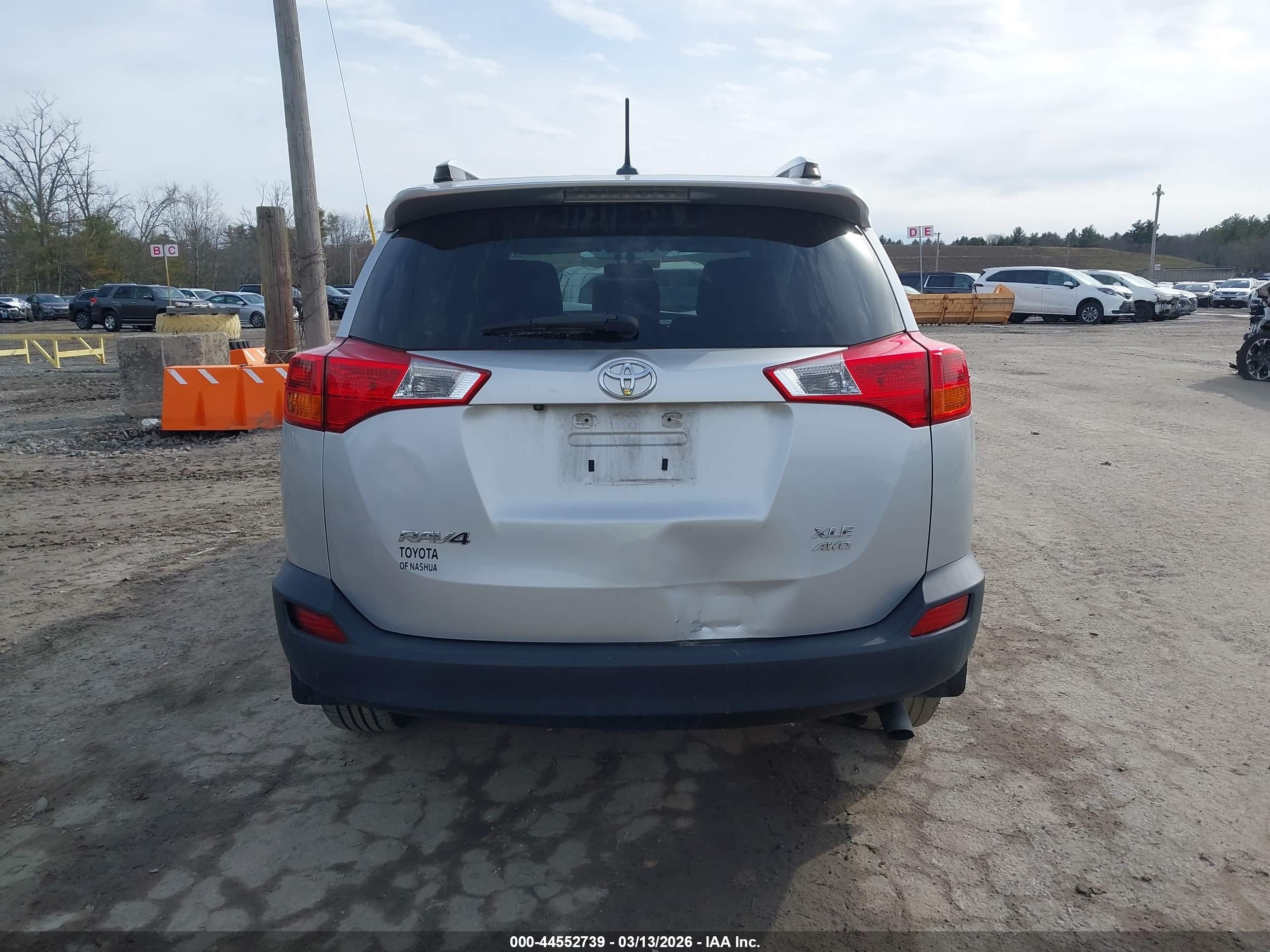 2015 Toyota Rav4 Xle White vin: JTMRFREV2FJ037696