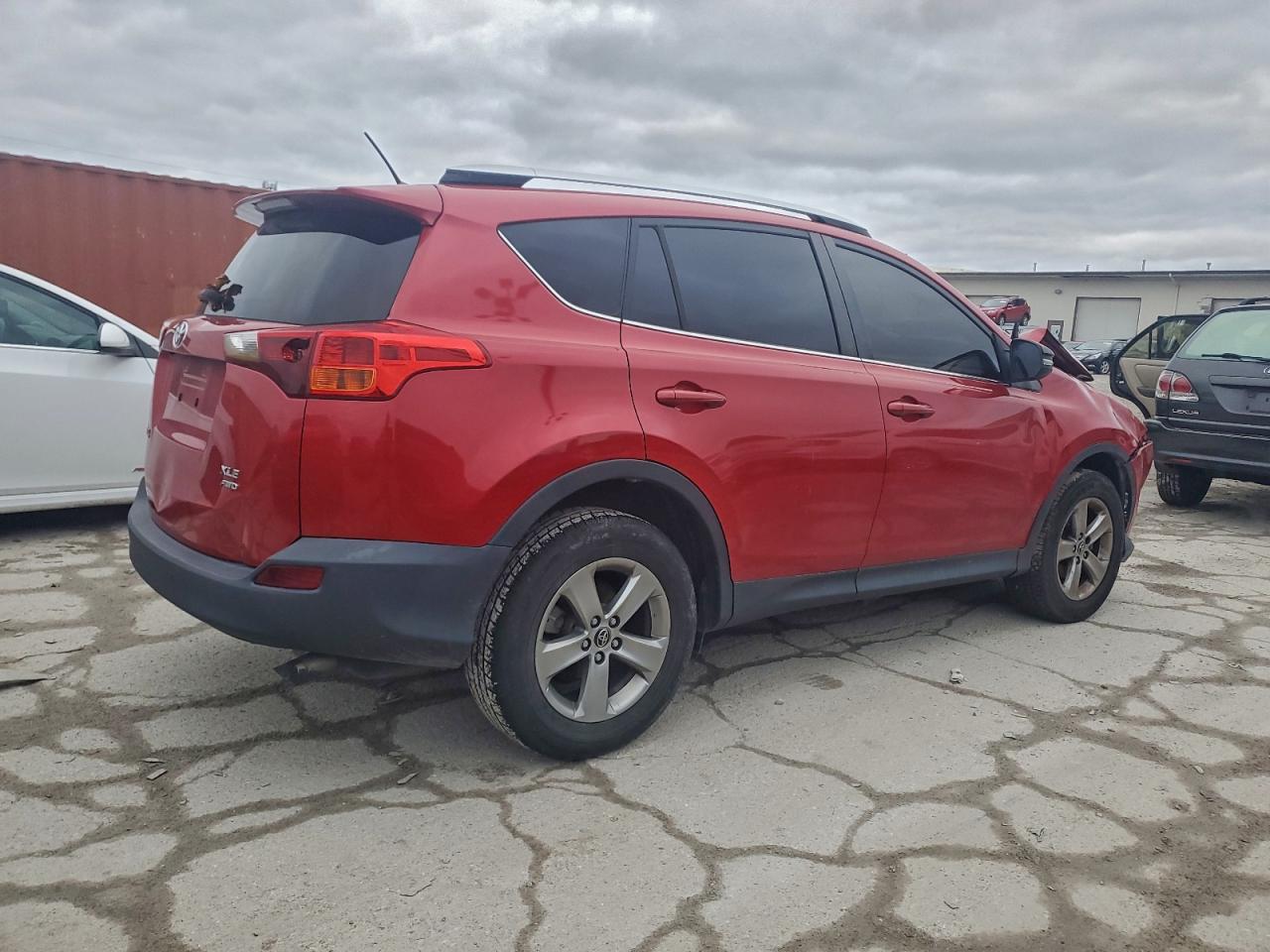 2015 Toyota Rav4 Xle Красный vin: JTMRFREV2FJ050559